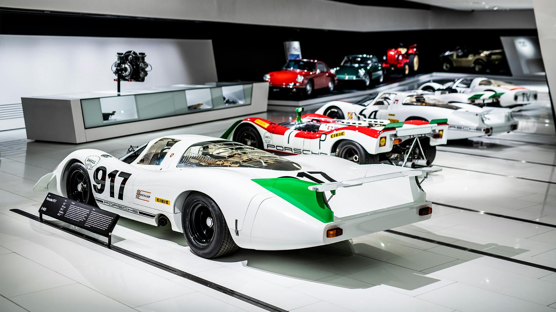 Mehrere Porsche Rennfahrzeuge die im Porsche Museum ausgestellt sind