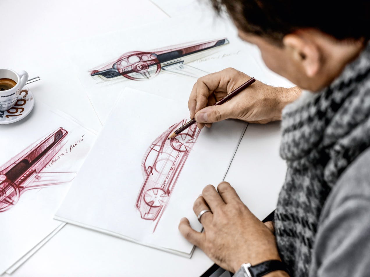 Er wordt een schets gemaakt van een 911 Targa 4S Heritage Design Edition. Een blik over de schouder van de kunstenaar.