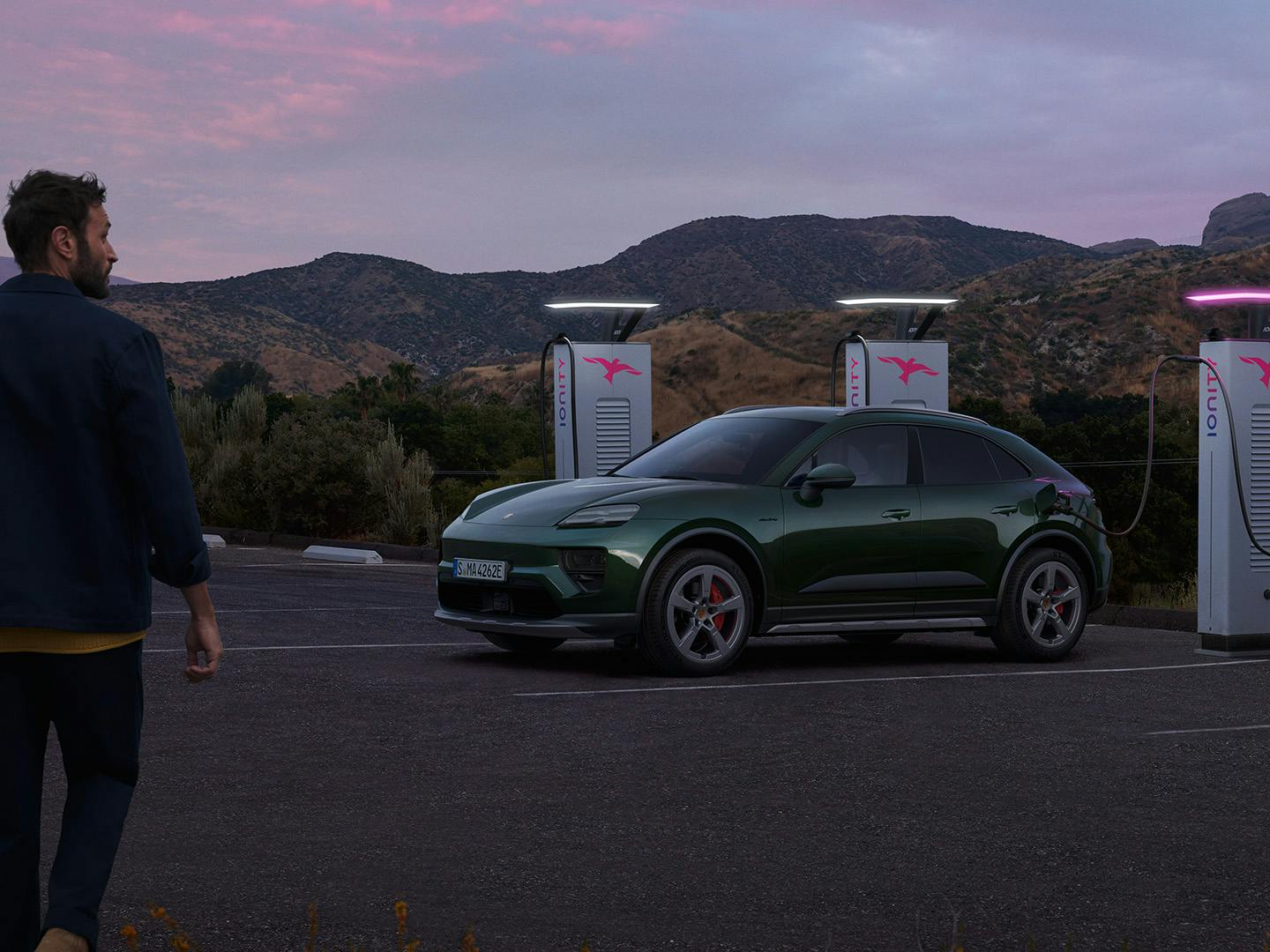 Der Porsche Macan 4S parkt an einer Ionity Schnellladestation