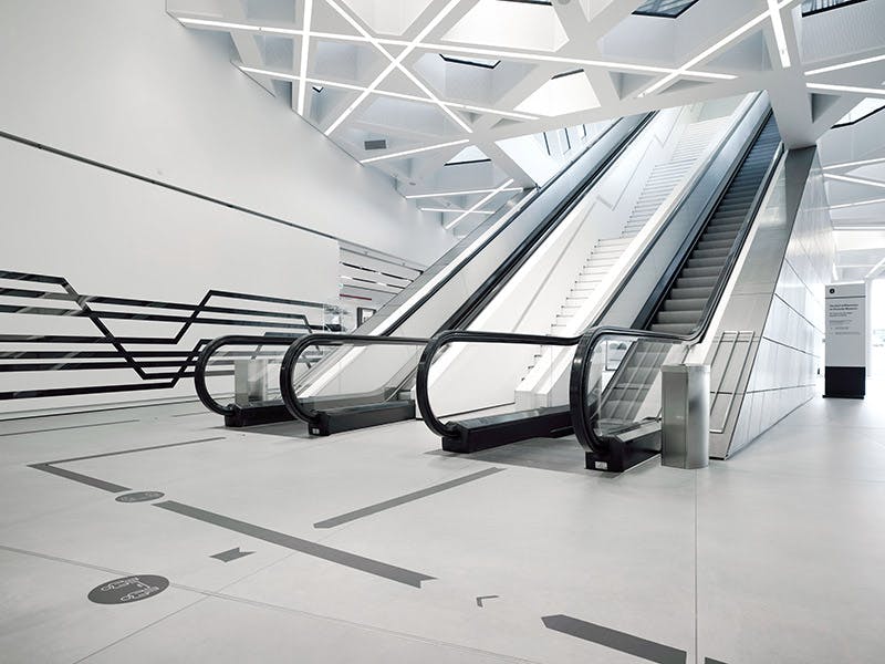 Inennansicht des Porsche Museums mit einemr Rolltreppe