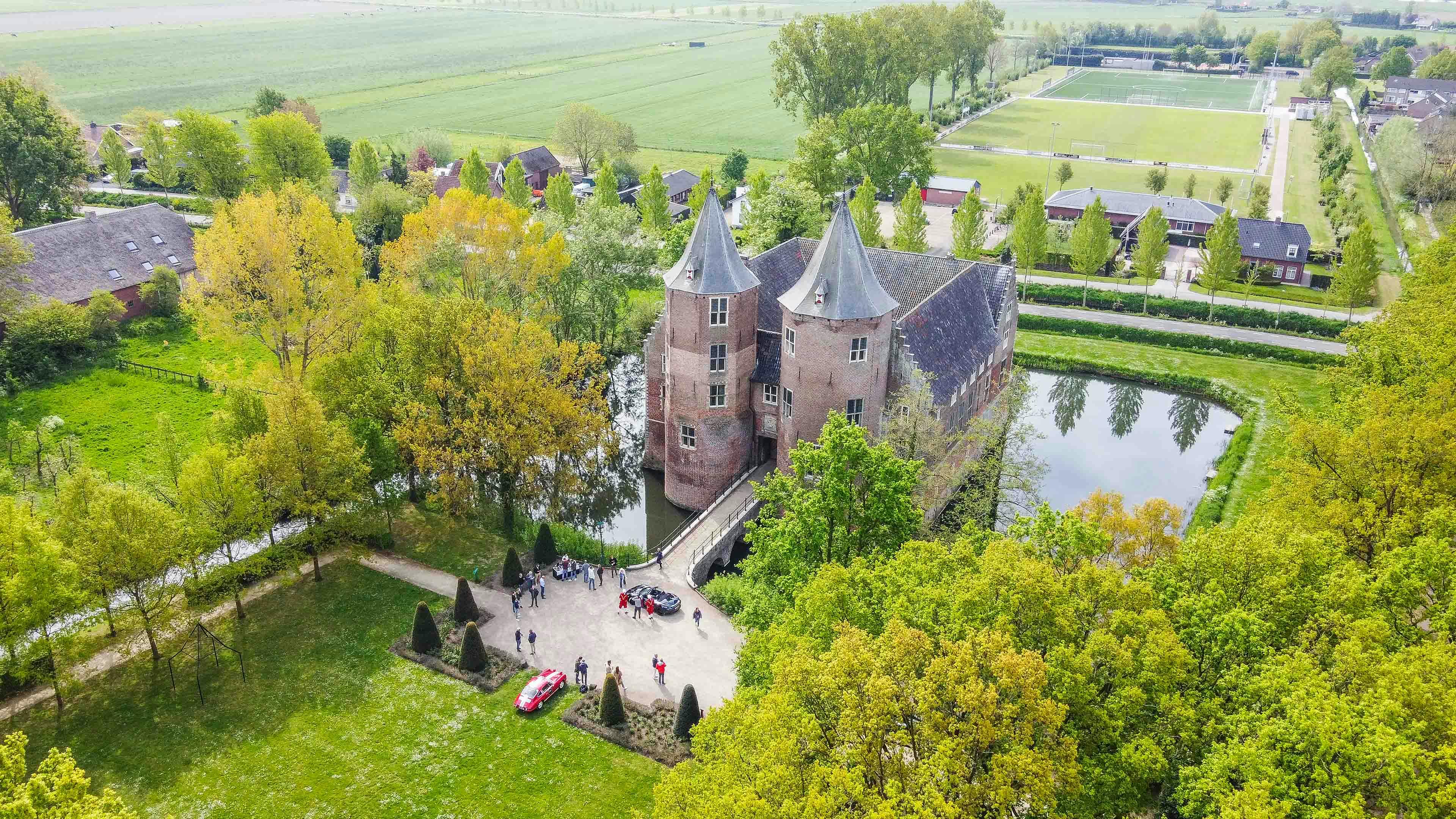 Kasteel Dussen in een groene omgeving als tussenstop tijdens de Level Red Rally 2023.