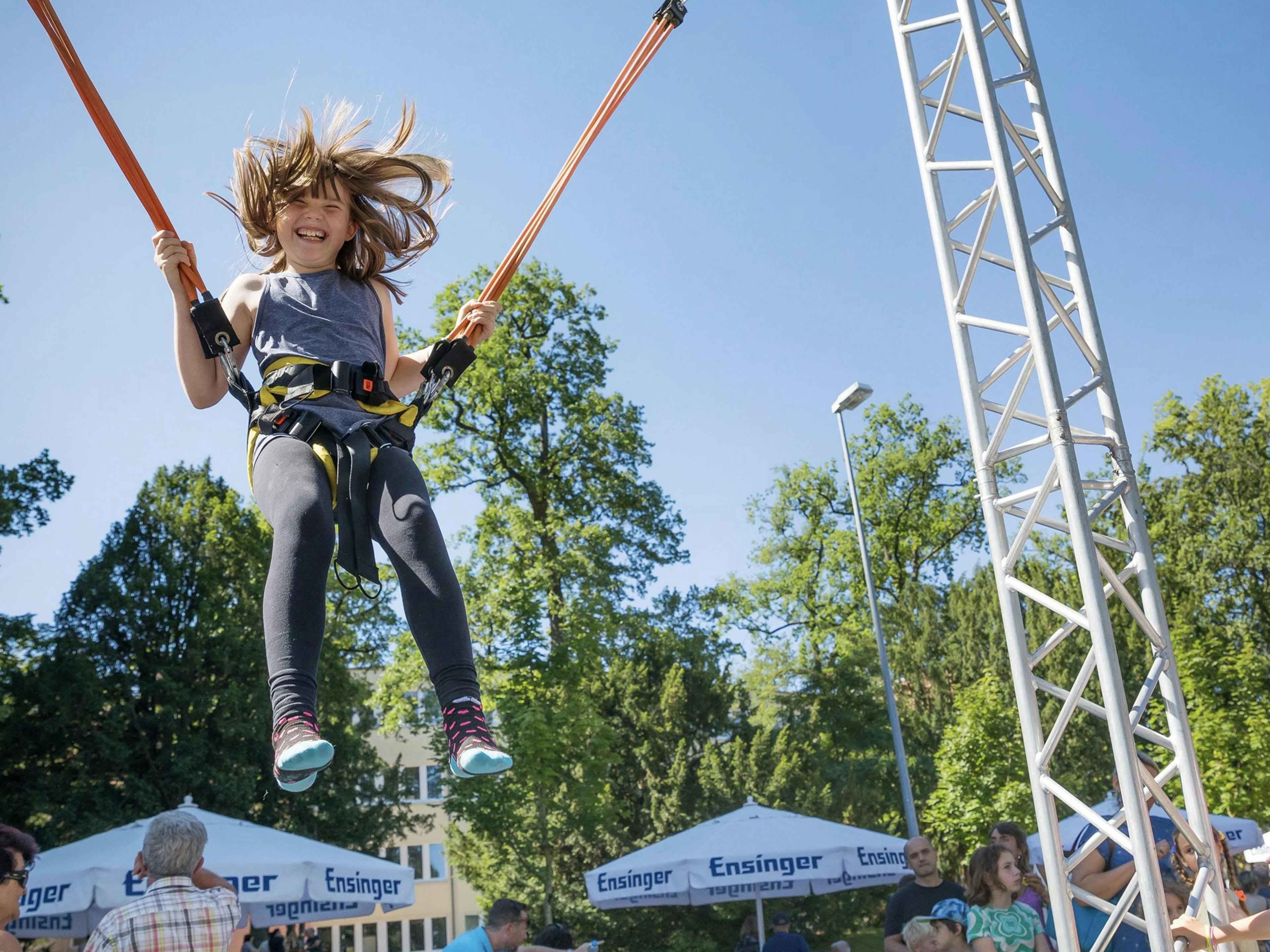 Mädchen im Bungee-Trampolin auf dem Porsche Mitarbeiterfest Hocketse.
