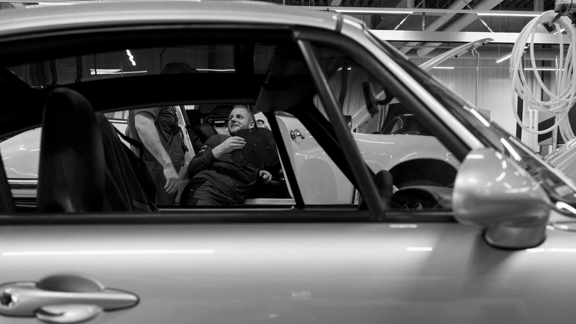 Schwarz-weiss Bild eines Porsche Fahrzeugs.