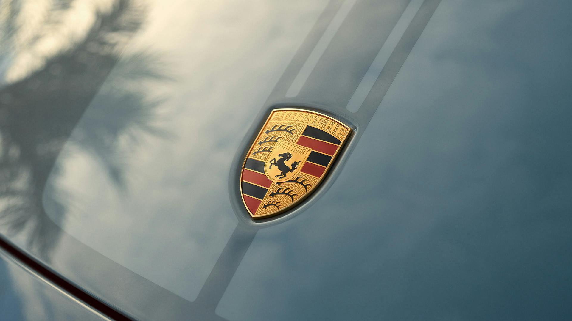 Emblème Porsche sur un capot.