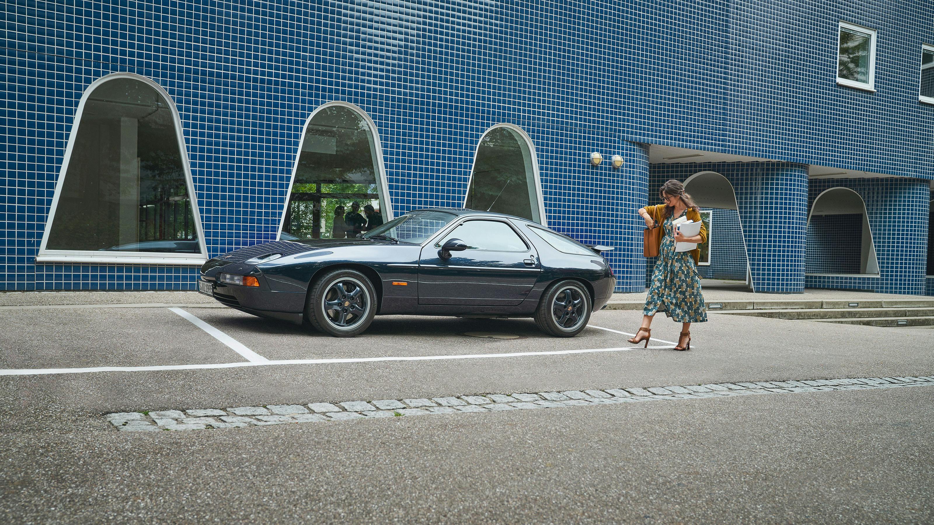 Porsche 928, Petrol Blue, street scene.