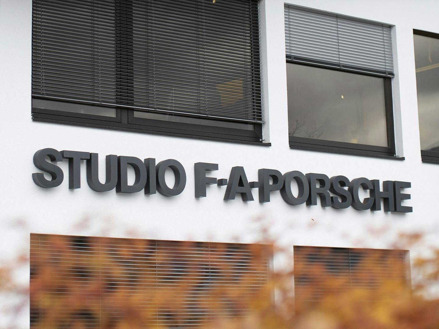 Das Gebäude Porsche Design Studio in Zell mit Schriftzug an der Fassade: Studio F-A-Porsche.