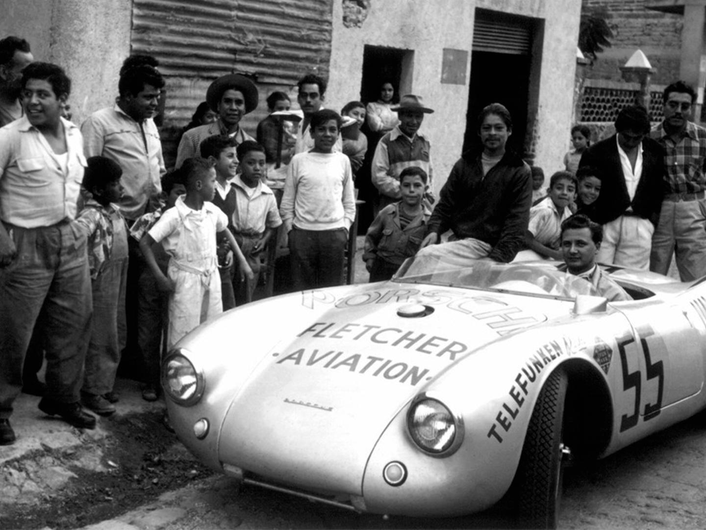 Los fanáticos mexicanos apoyando al equipo Porsche.
