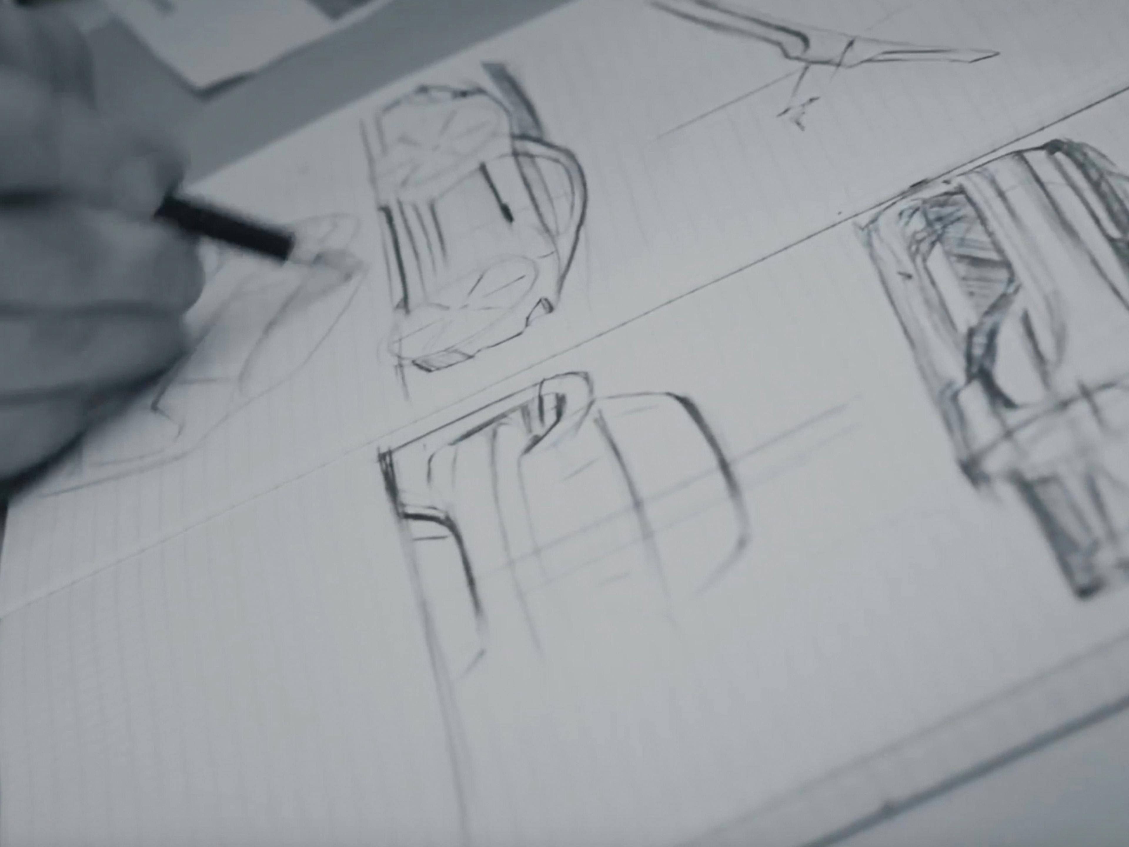 Ein Porsche Mitarbeiter abrietet an einer Designskizze im Studio.