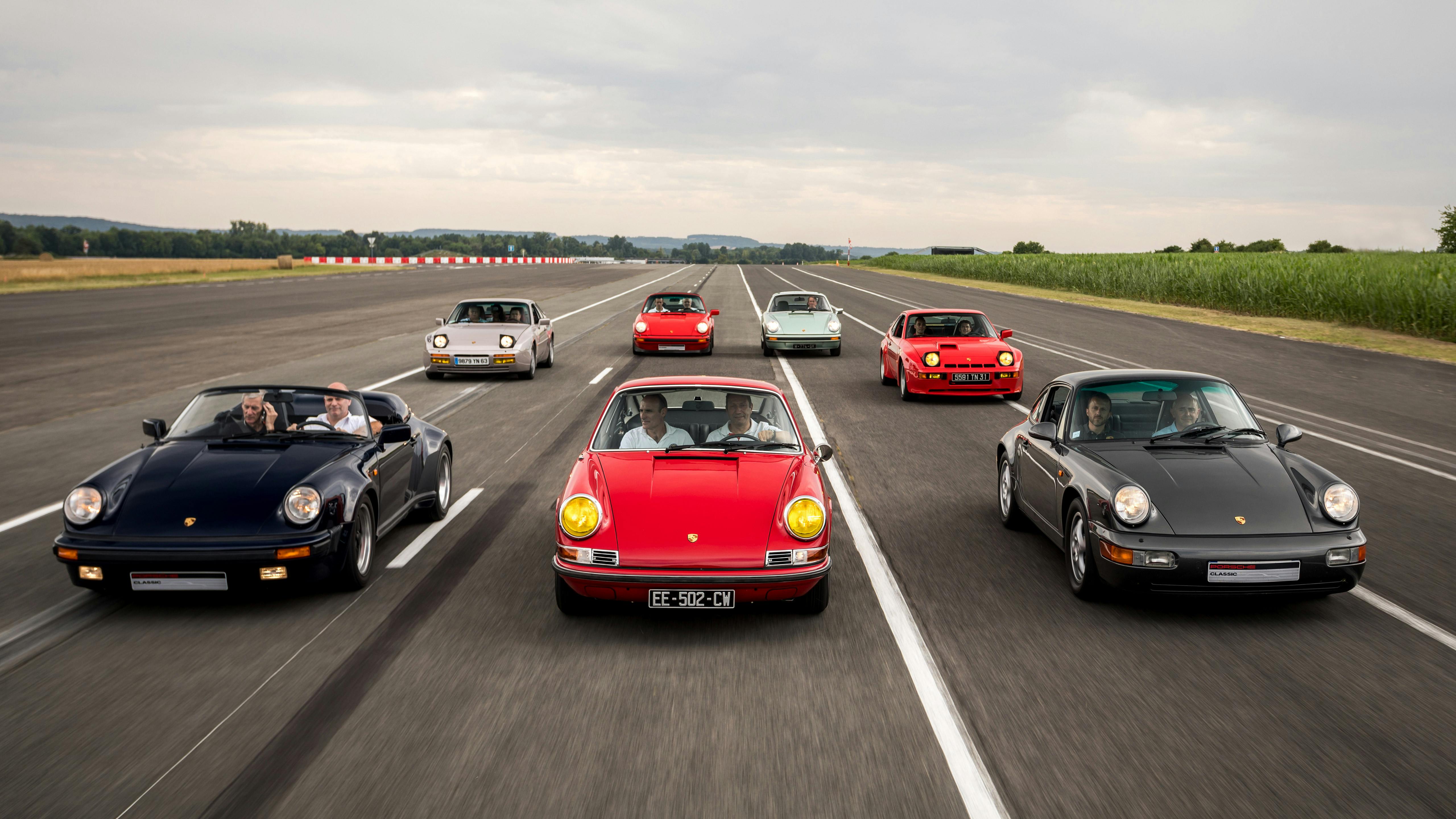 Sept des véhicules restaurés roulent ensemble sur le circuit.