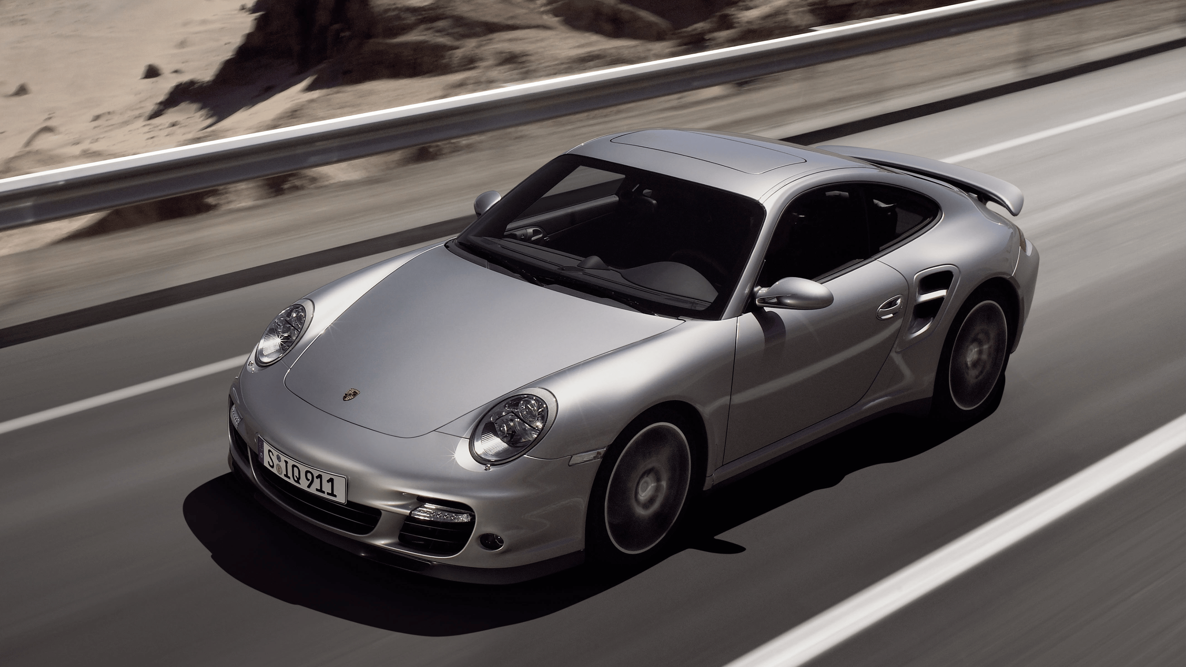 Porsche 911 Turbo 3.6 en argent dans la rue