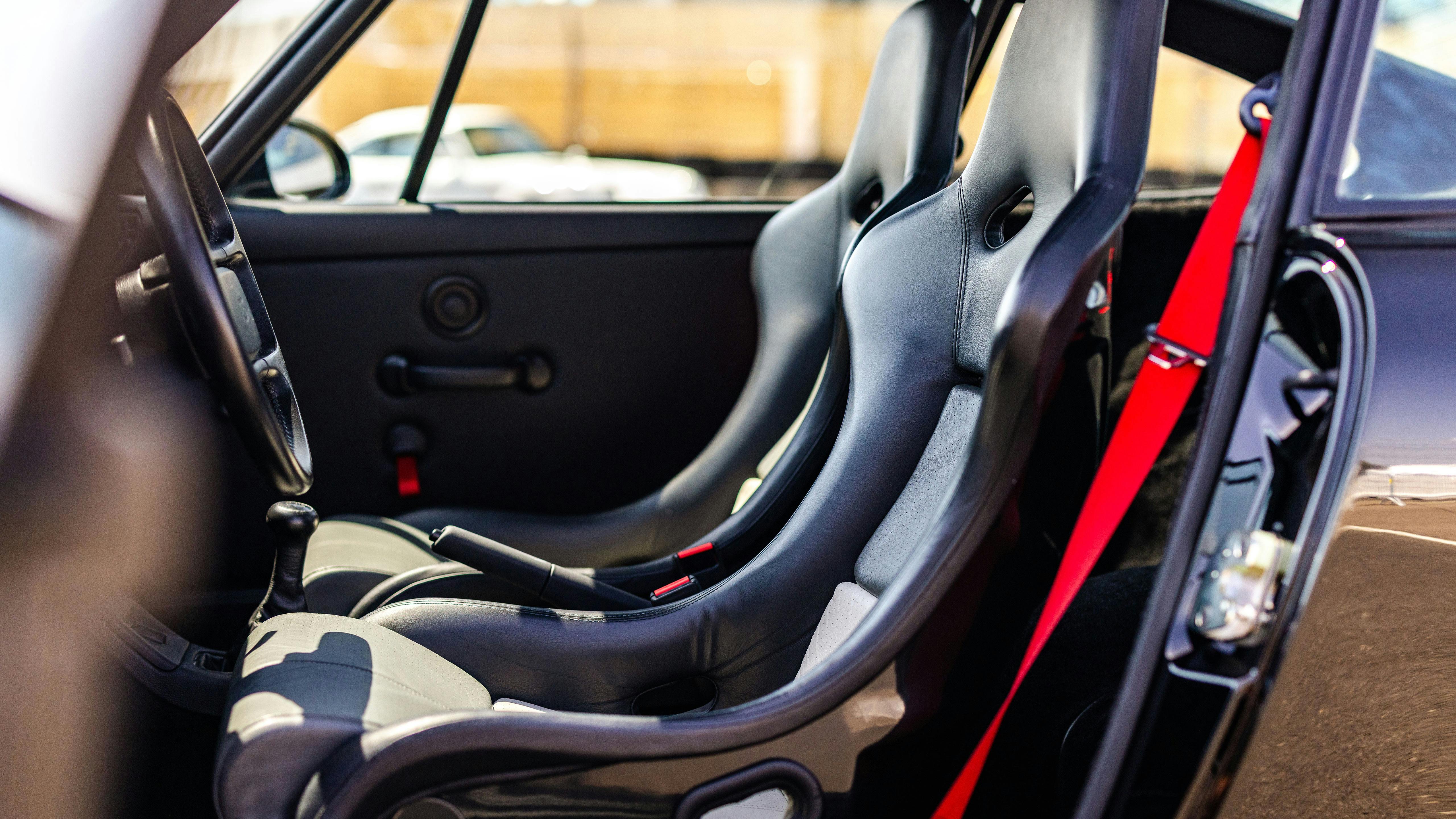 Vue intérieure de la porsche 964 Carrera RS