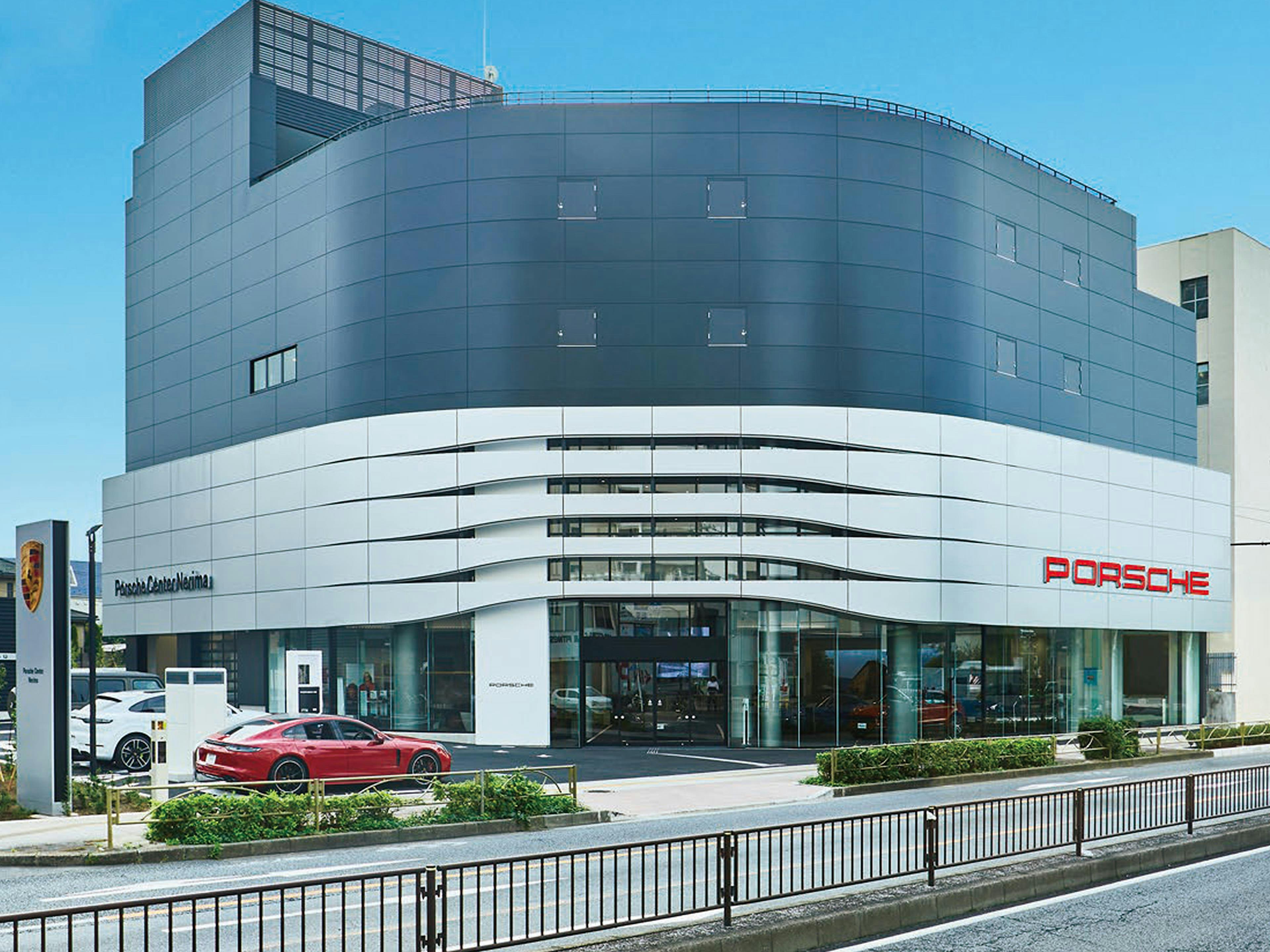東京都北西部にあるポルシェドライブのレンタルステーション、「ポルシェセンター練馬」の建物外観。