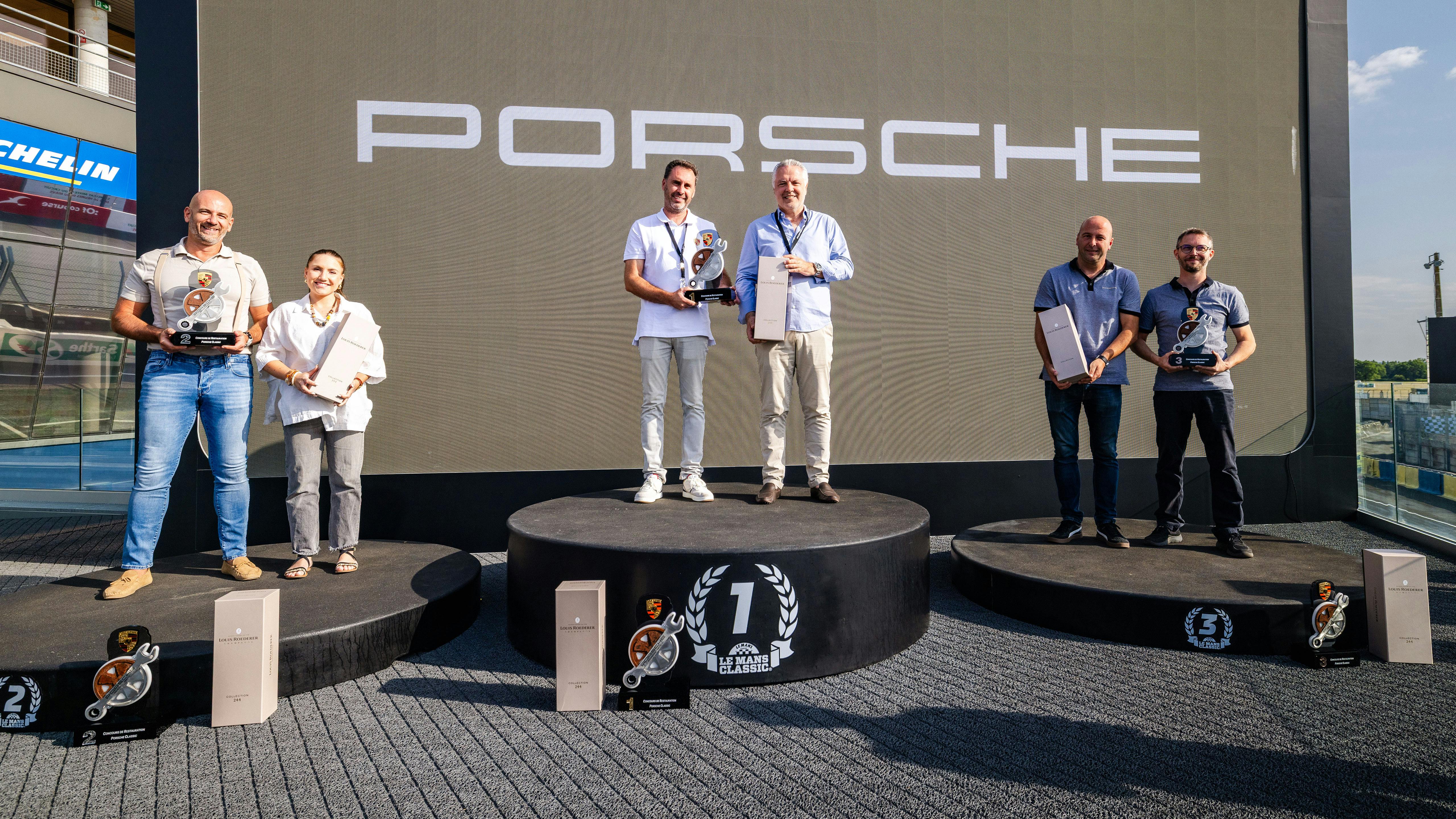 Podium des participants au concours de restauration partiel