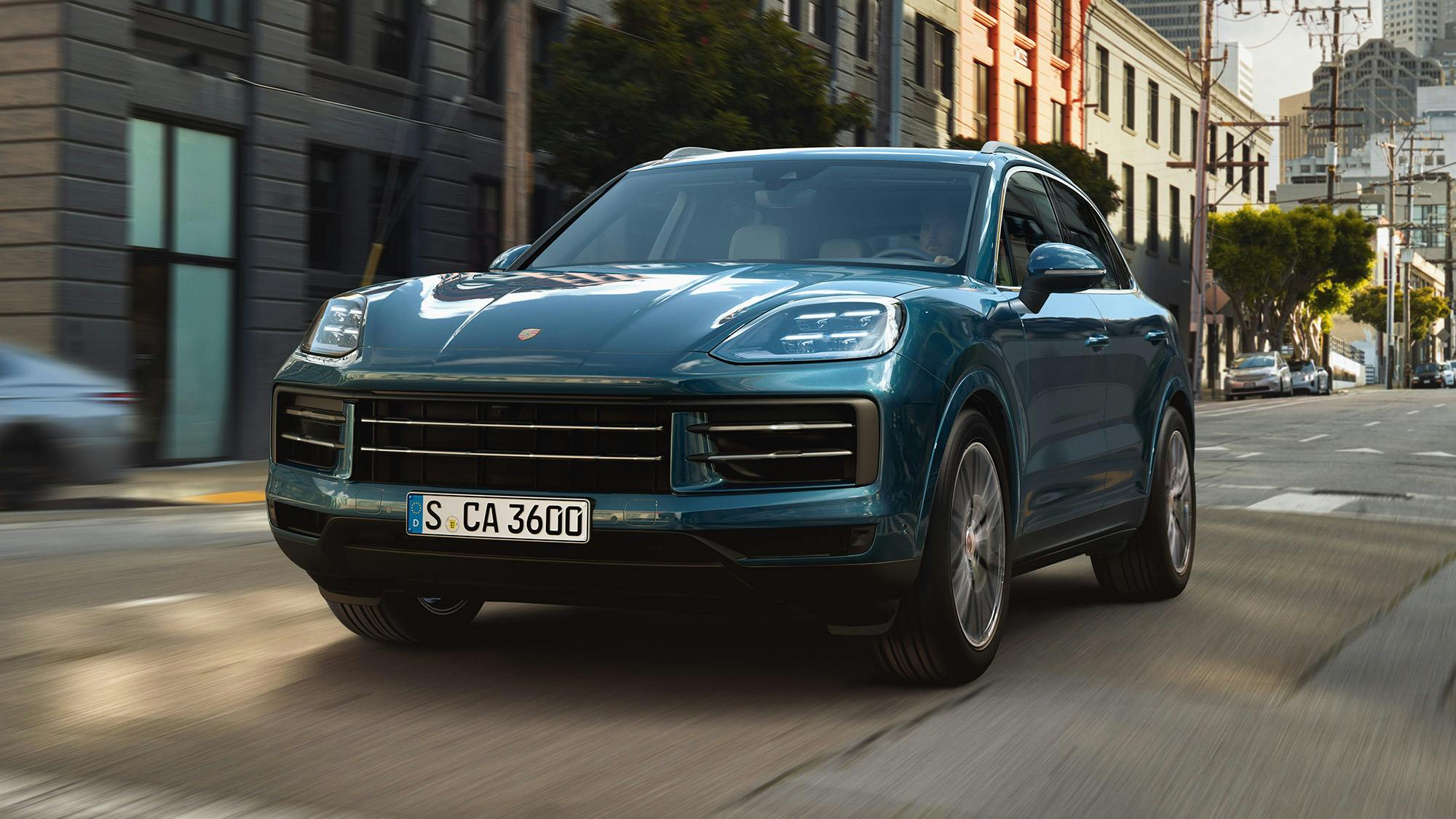 Ein Cayenne, der über eine Kreuzung fährt.