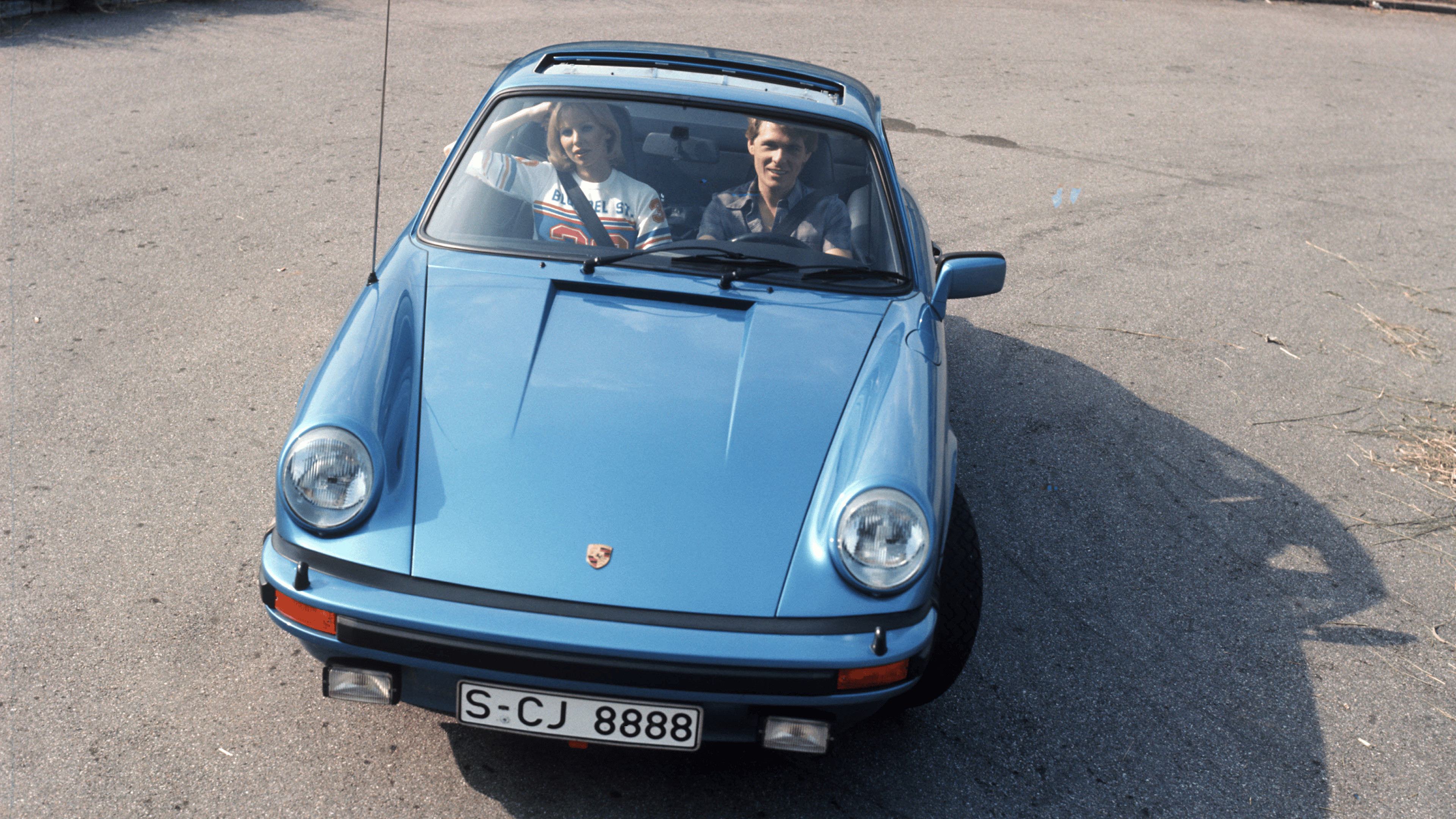 Porsche 911 Carrera 3,0 in blau, um eine Kurve fahrend