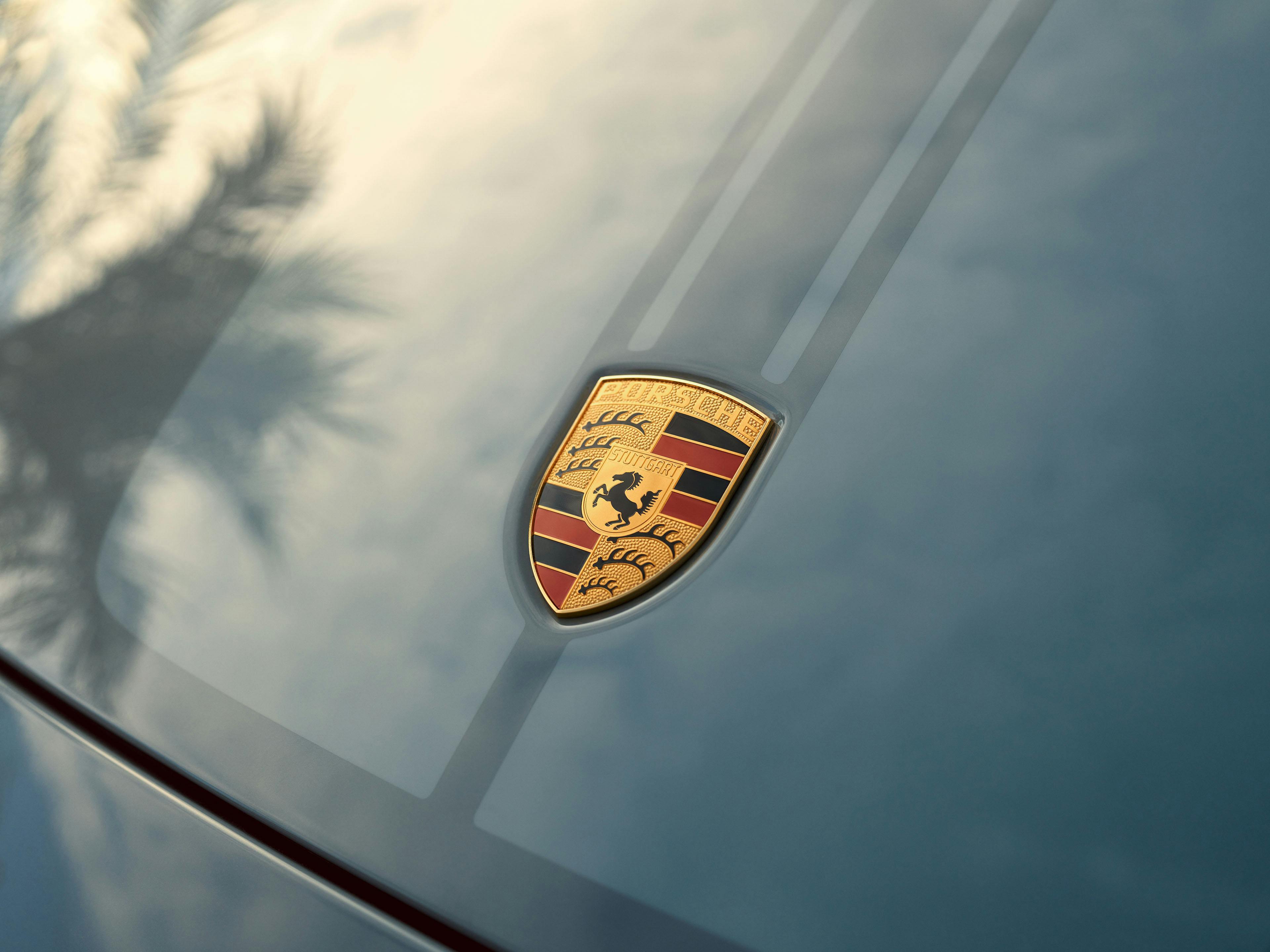 Porsche Wappen auf silber-grauem 911 Sport Classic.