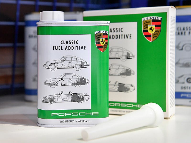 Photo d’un bidon d’additif pour carburant Porsche Classic