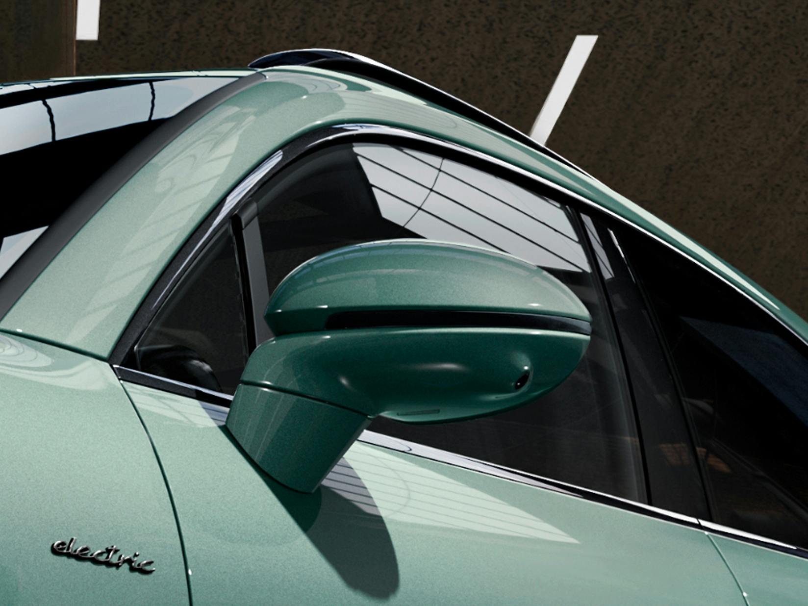 Detailed view of the exterior mirror of the Porsche Exclusive Manufaktur Macan Turbo.