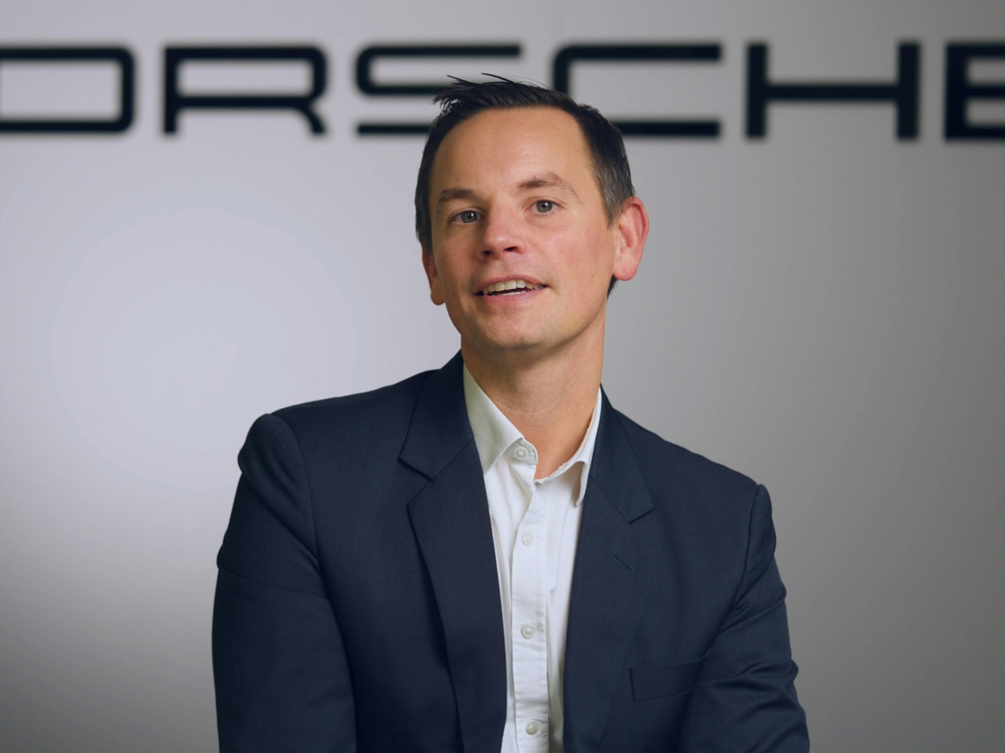 Thibaut, collaborateur de Porsche France, regarde la caméra lors d'une interview.