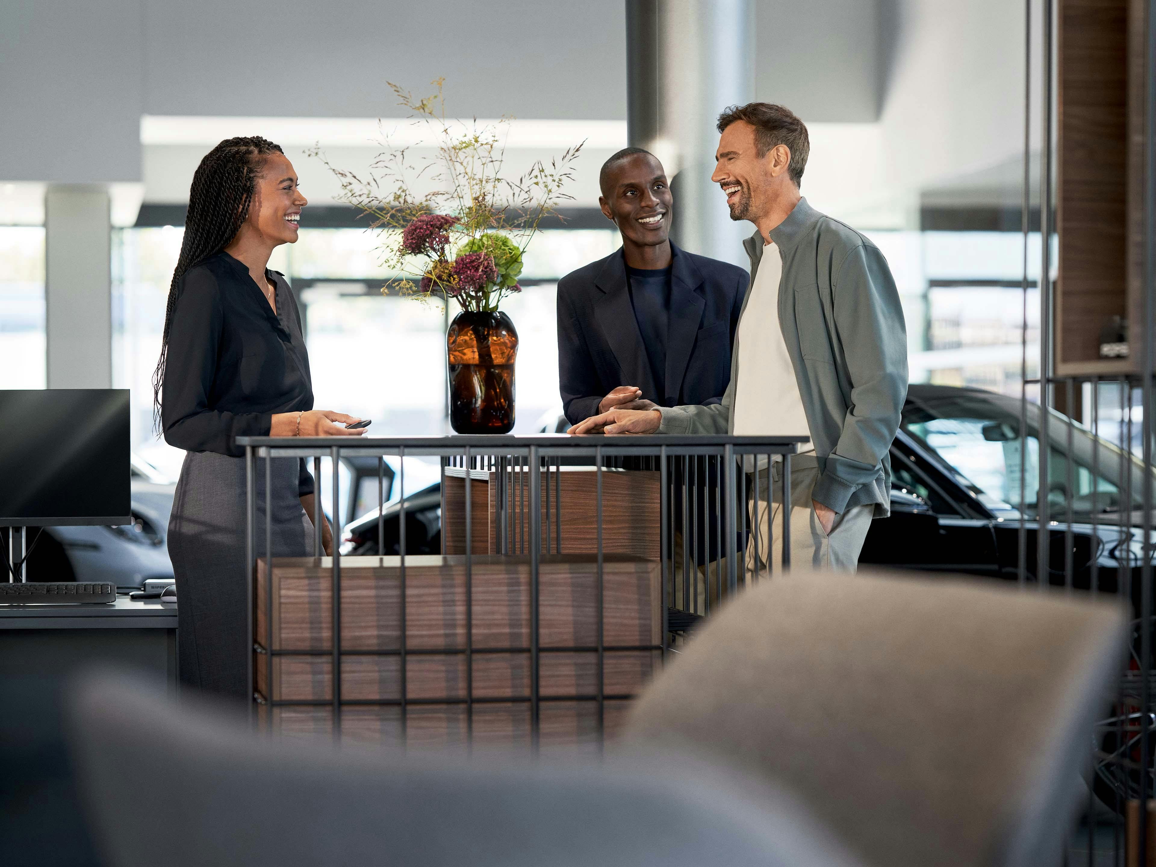 Meerdere mensen staan in de Porsche showroom
