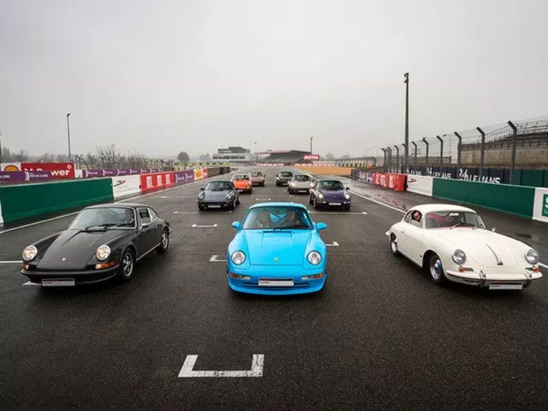 Les neuf véhicules restaurés sont au départ du circuit du Le Mans.