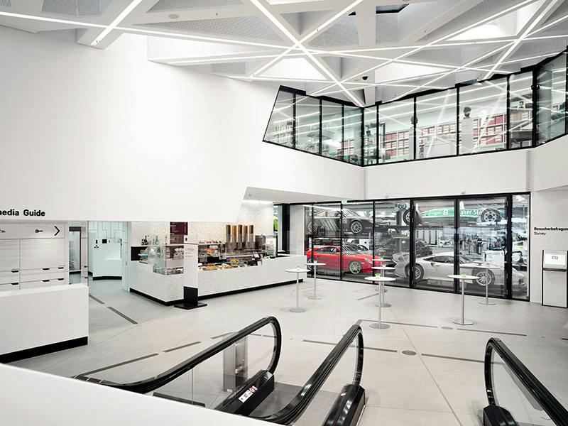 Inennansicht des Porsche Museums mit einemr Rolltreppe