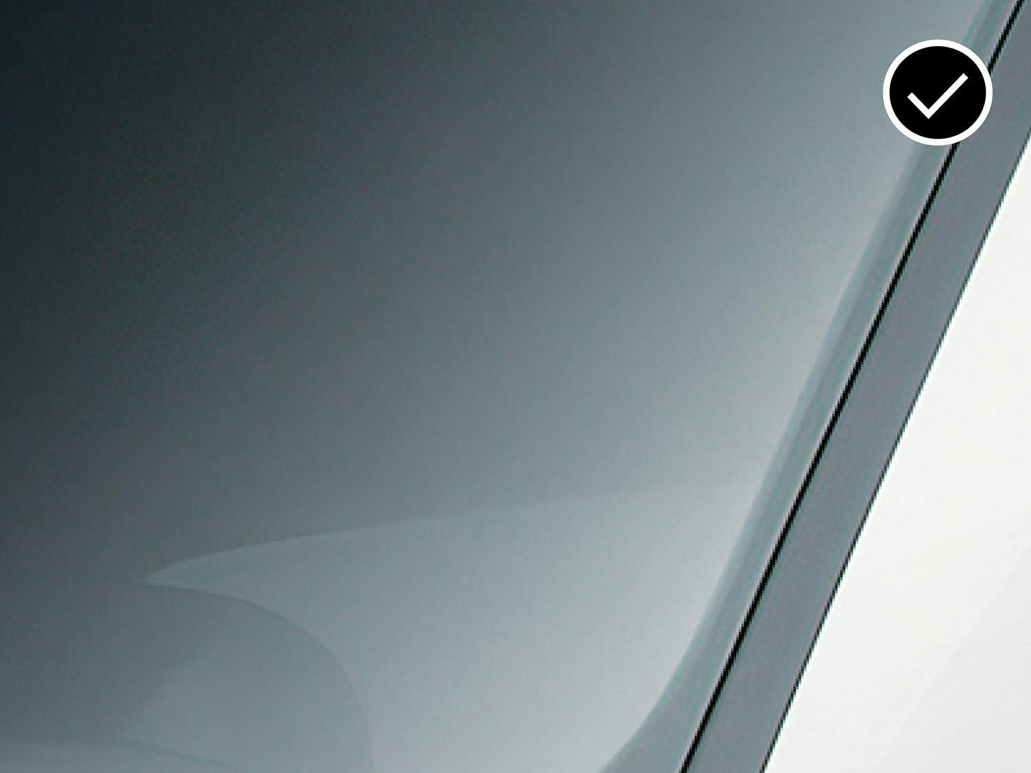 A smooth, undamaged windshield surface with a checkmark indicating it is in good condition.