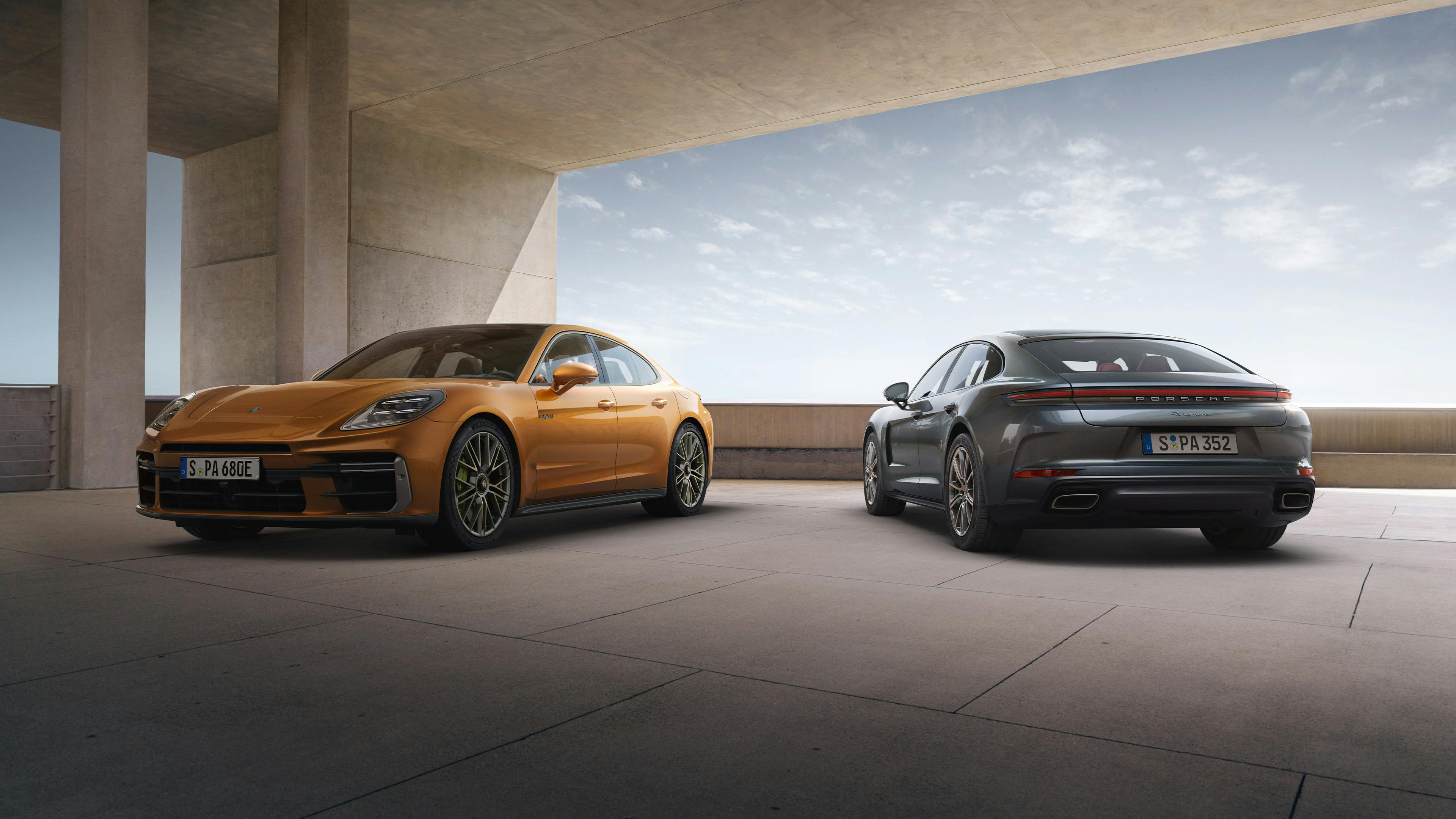 Deux modèles de Porsche Panamera se trouvent sous le toit d'un bâtiment moderne.