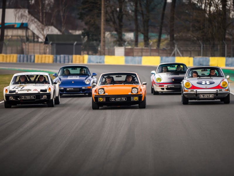Les cinq véhicules participants roulent ensemble sur le circuit du Mans.