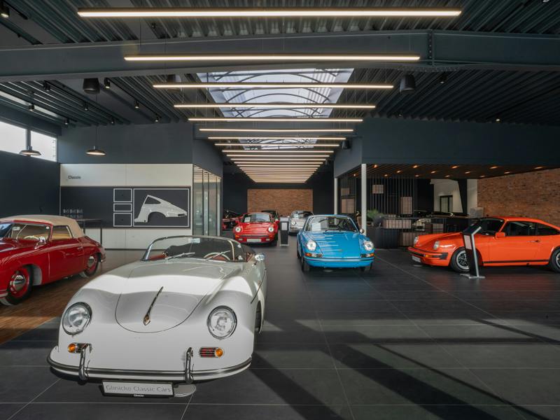 Verschiedene Porsche Klassiker auf der Ausstellungsfläche im Porsche Classic Zentrum Kassel