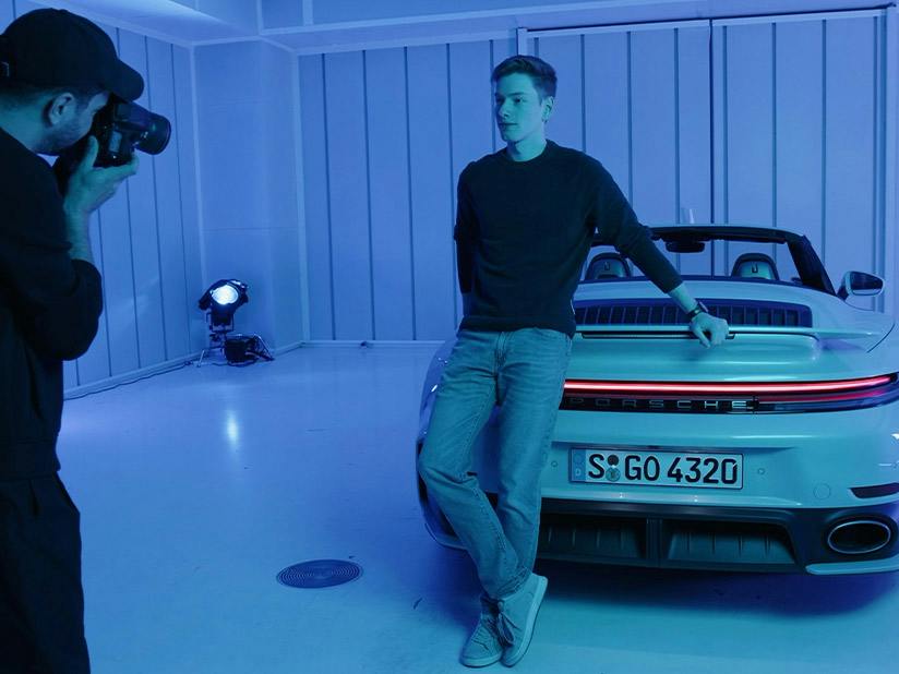 Porsche Mitarbeiter Christian posiert vor dem Porsche 911 Turbo S für ein Foto- Shooting.
