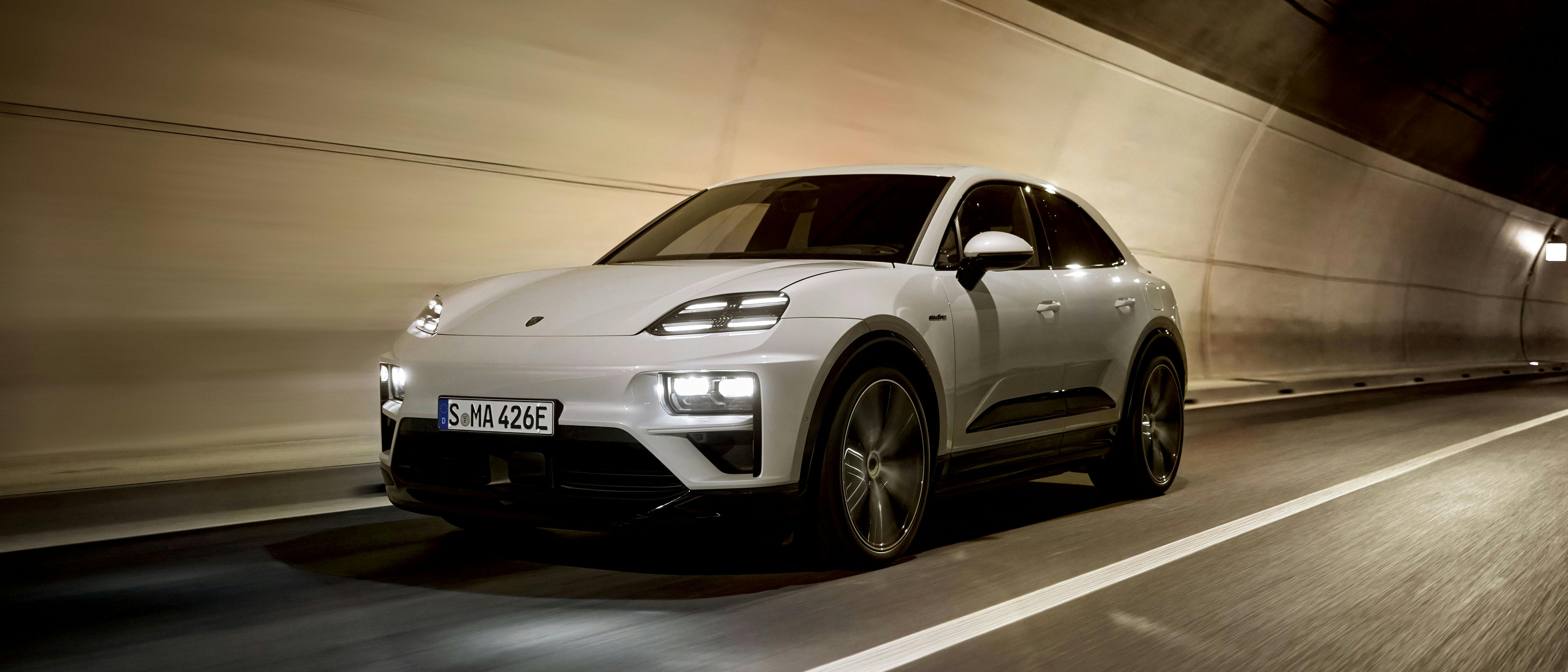 La Porsche Macan électrique blanche roule dans un tunnel