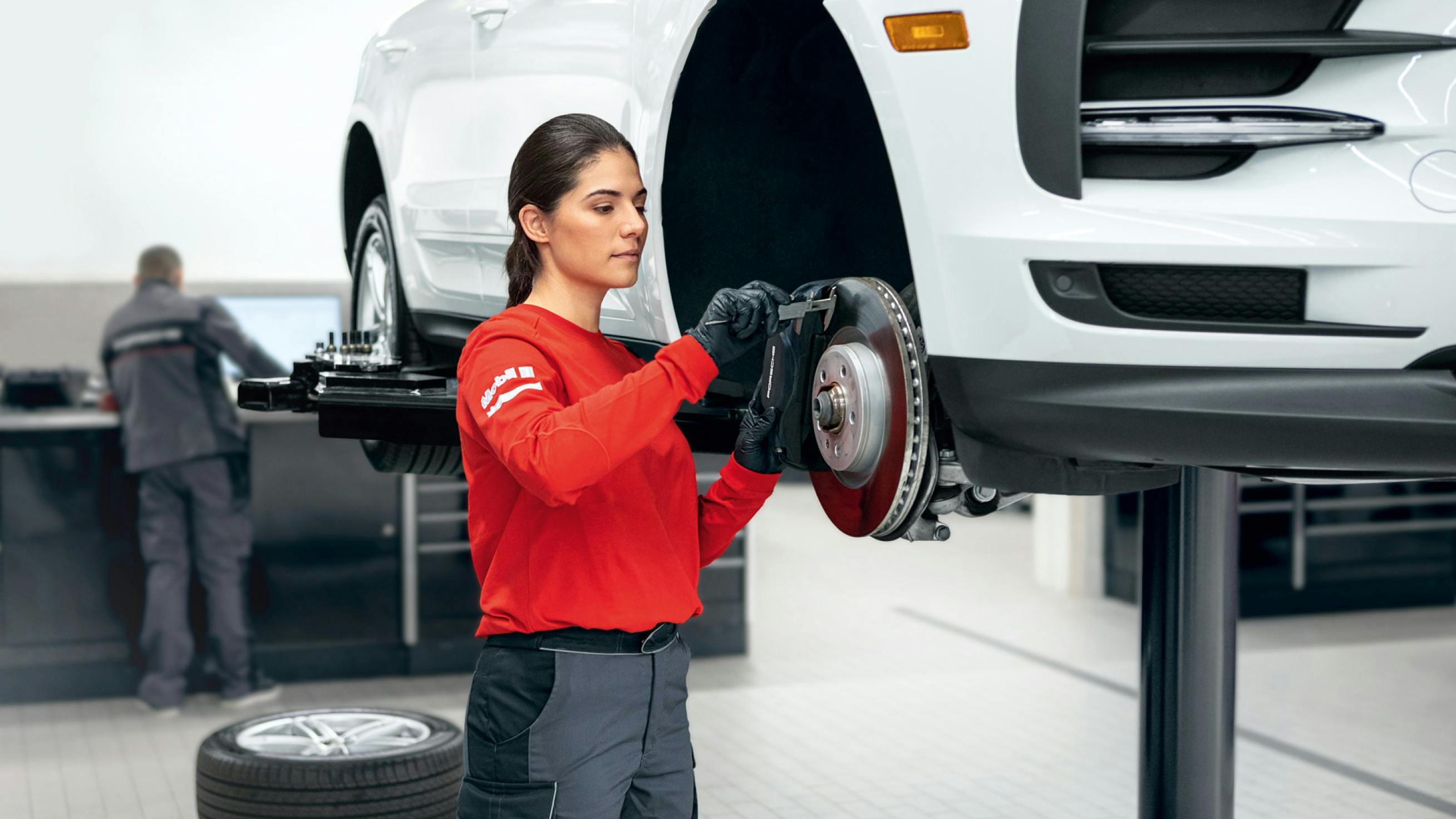 Drive system and underbody: when it comes to the drive system and underbody, checks predominantly relate to technical aspects which are safety-critical and of significance in terms of efficient and sporty performance. These include the functionality of various components such as the transmission, radiator, brakes, fuel and exhaust system, as well as the chassis.