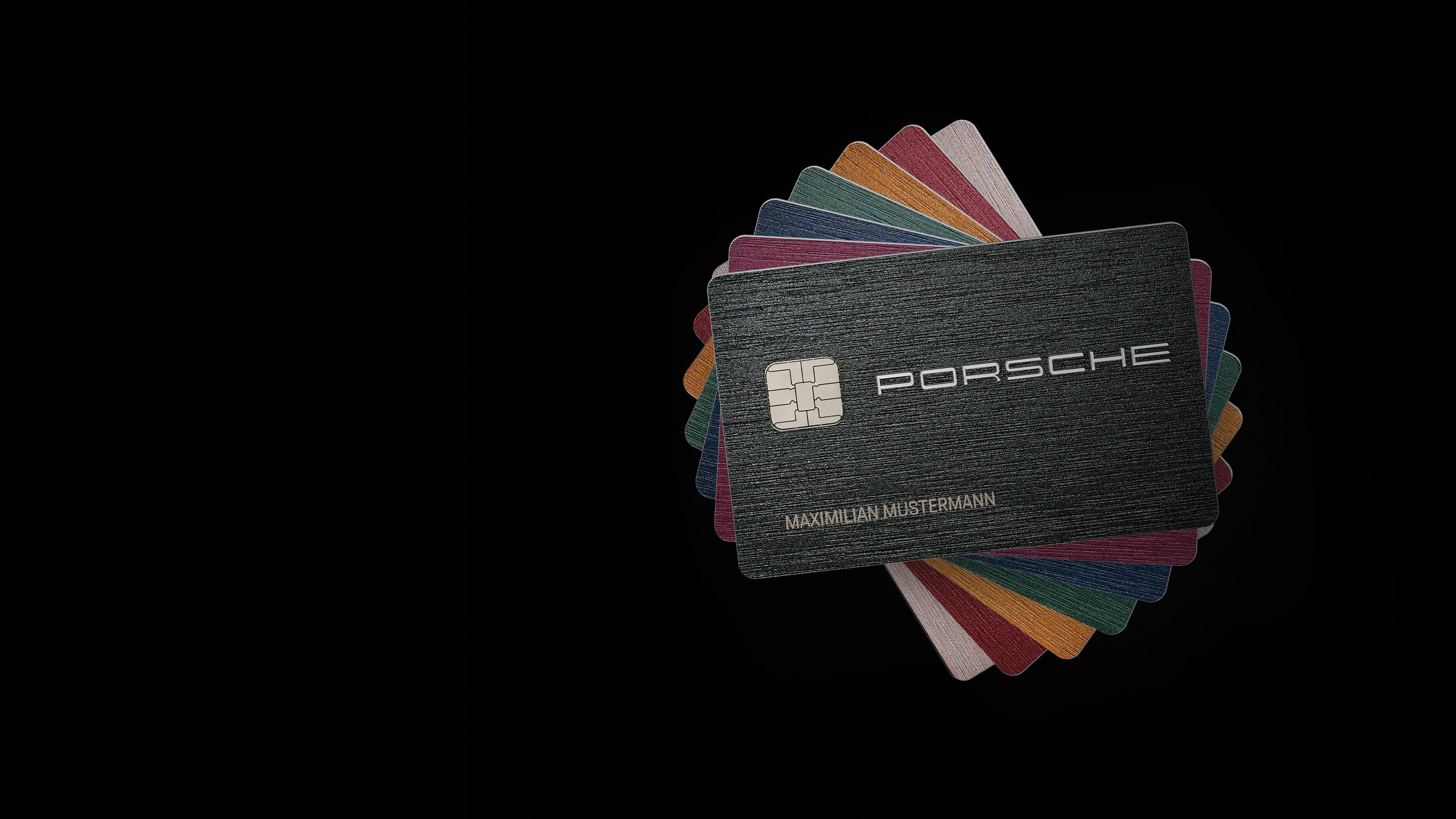 Die Porsche Mastercard liegt auf dem Portemonnaie in der Mittelkonsole eines Porsche Taycan.