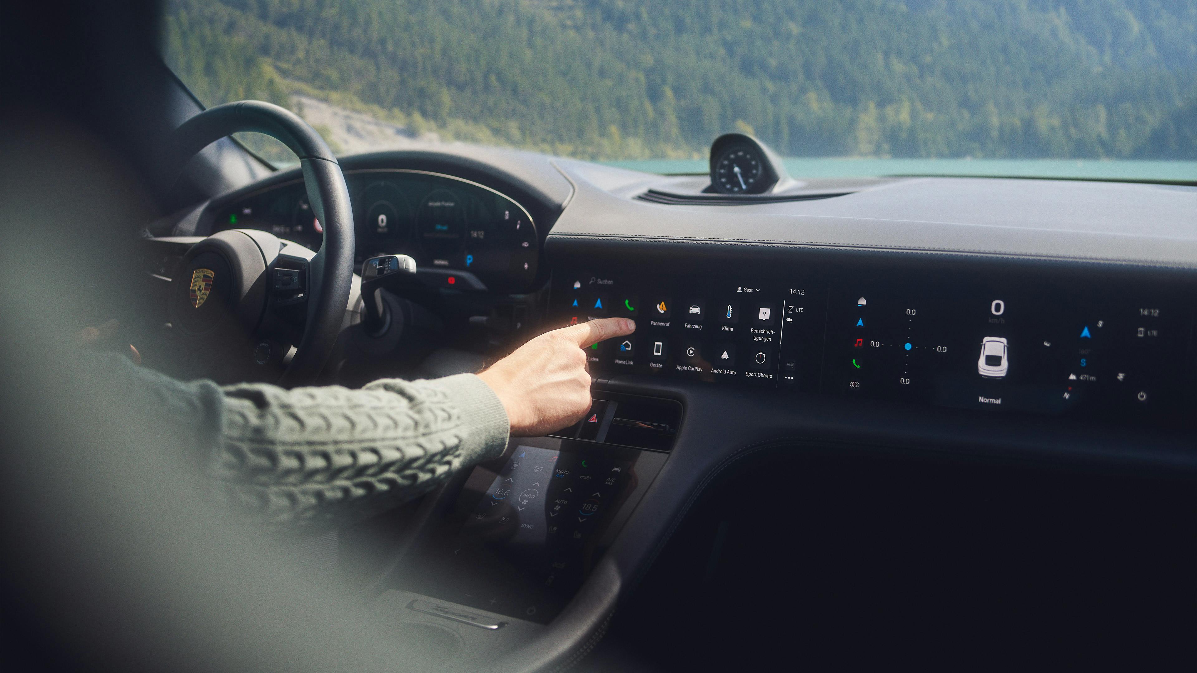 Bild 1: Zwei Personen in Warnwesten: Die Frau telefoniert mit ihrem Handy vor einem Porsche Taycan, während ein Mann in ihre Richtung geht. Bild 2: Im Innenraum eines Porsche reicht eine männliche Hand in Richtung der Mittelkonsole. Bild 3: Aus der Vogelperspektive wird eine Kundensituation gezeigt: Ein Mann und ein Porsche-Berater befinden sich im Porsche-Showroom.