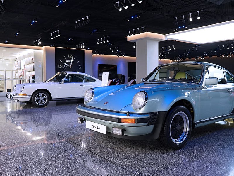 Le coin des classiques au Centre Porsche du Koweït