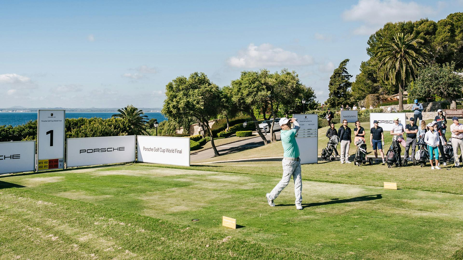 Ein Golfspieler auf dem Club de Golf Alcanda beim Abschlag