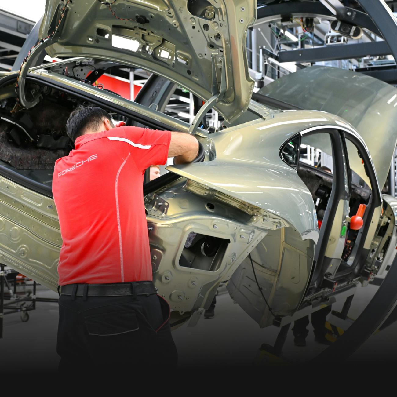 De carrosserie van de Porsche Taycan Turbo S wordt in een fabriek geassembleerd.