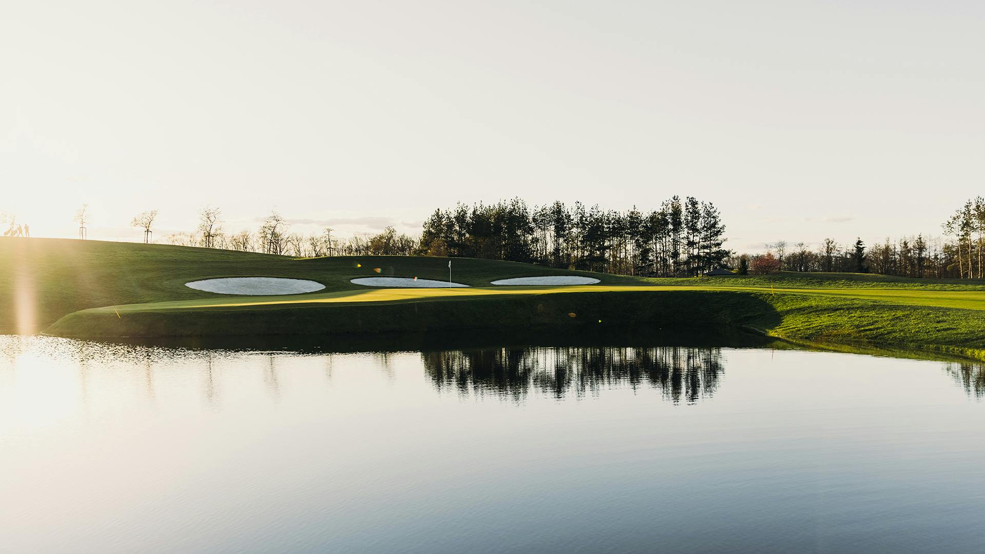 Loch 18 liegt friedlich im Sonnenschein