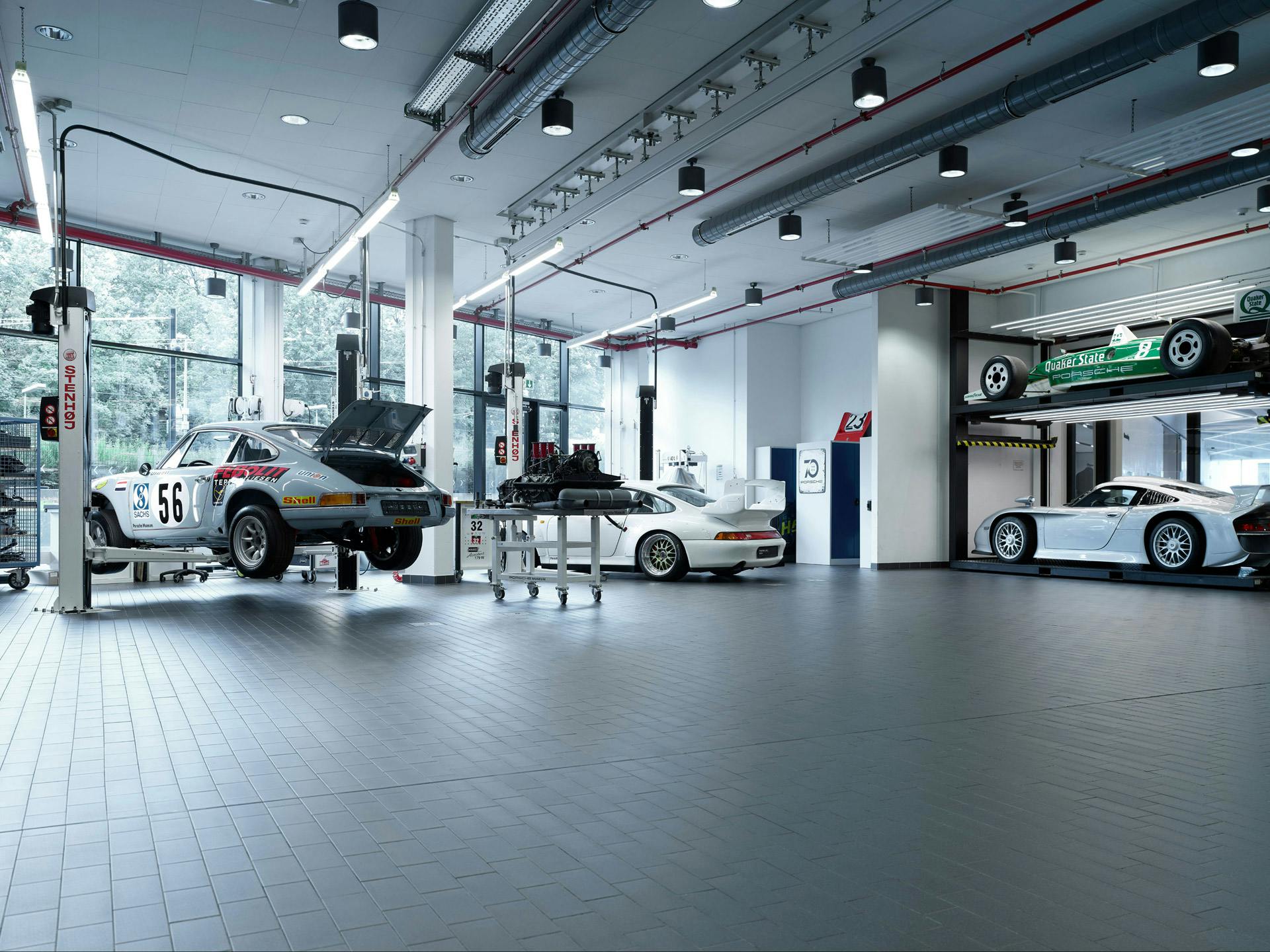 Mehrere Porsche Fahrzeuge in der Werkstatt des Porsche Museum