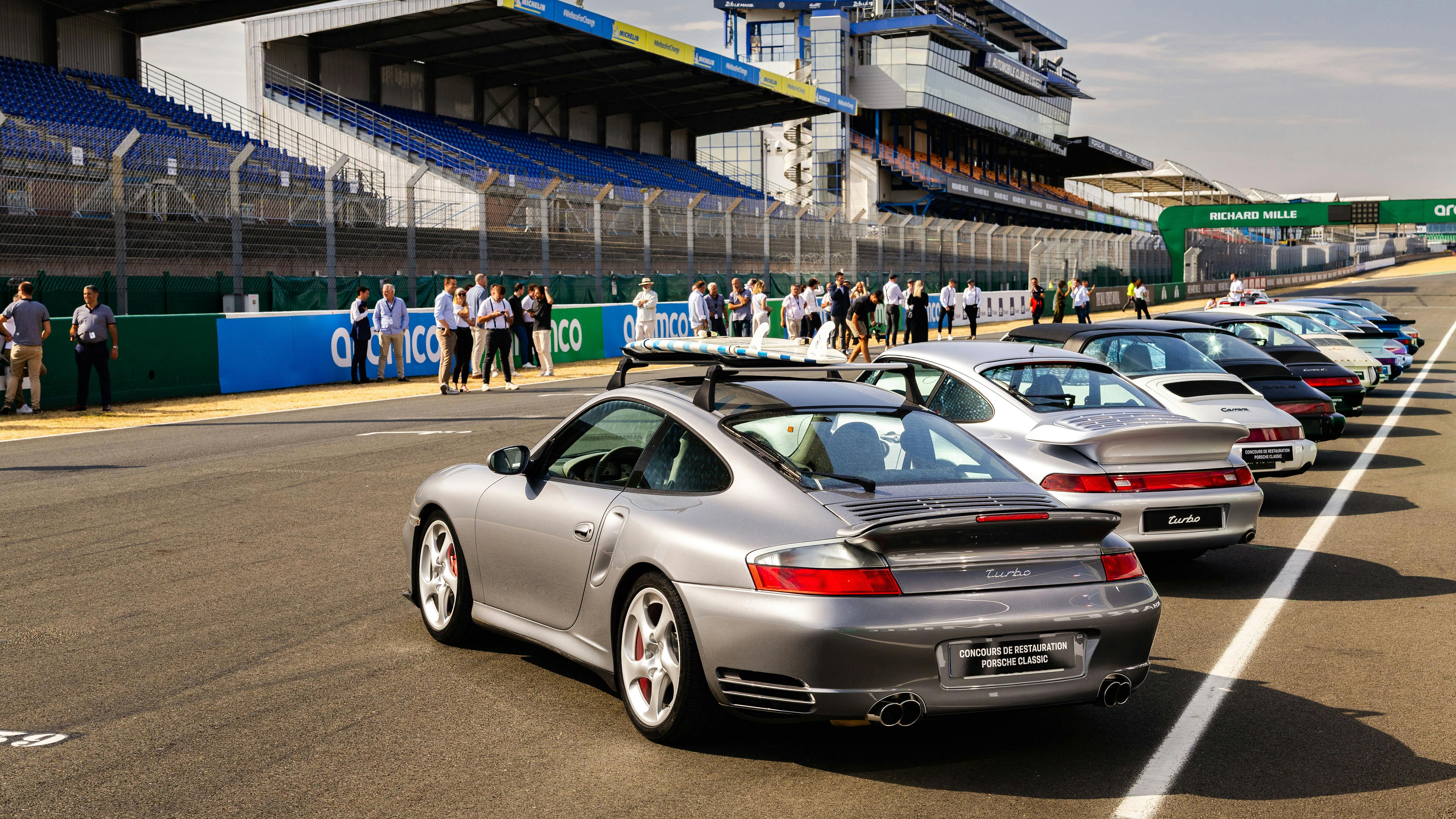Porsche participante au concours sur la ligne de départ arrivée du circuit du Mans