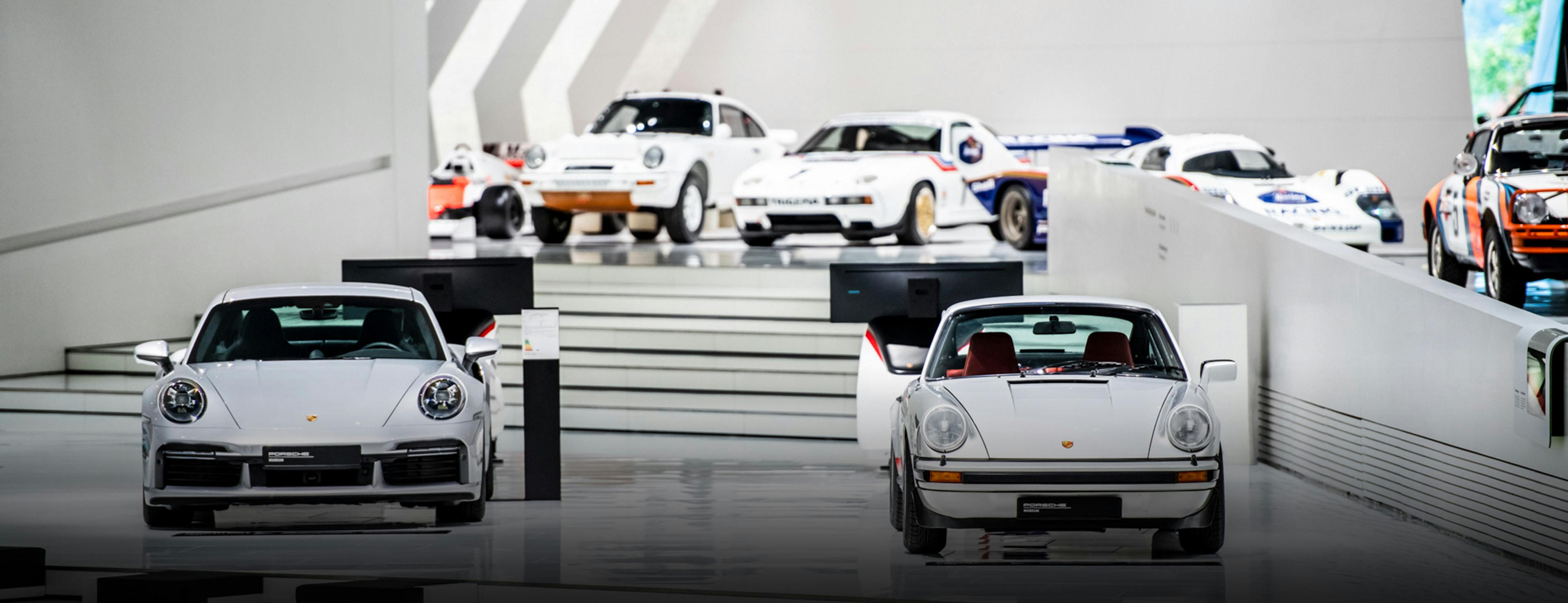 Innenansicht des Porsche Museums mit mehreren ausgestellten Porsche-Exponaten