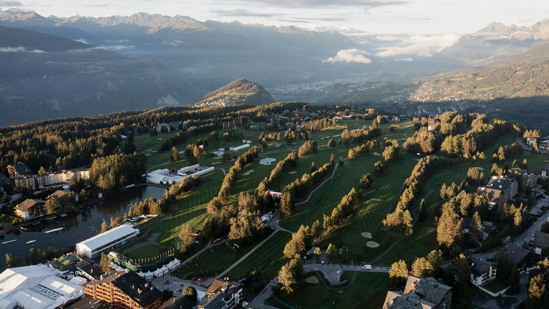 Panoramablick über den Golfplatz in Crans Montana