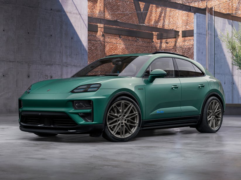 Porsche Exclusive Manufaktur Macan Turbo in Emerald Green Metallic. Side view.