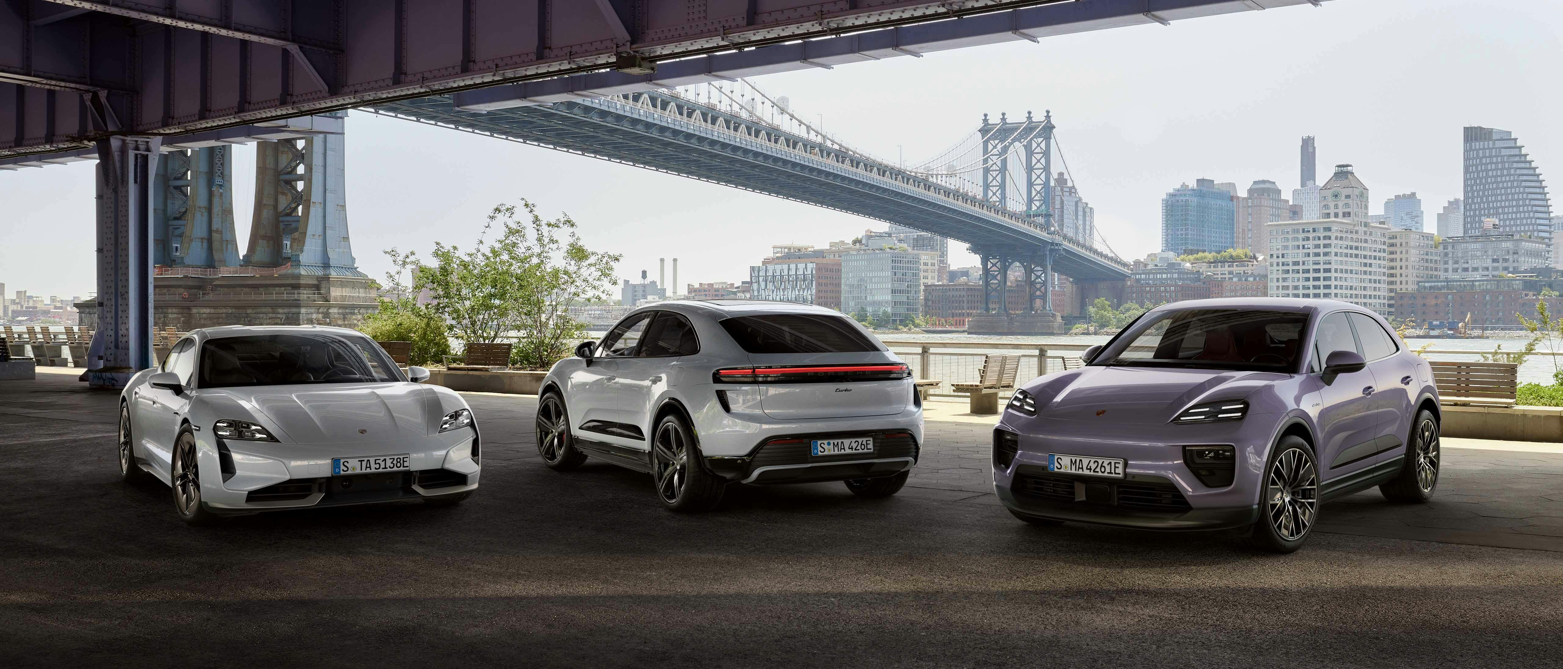 Trois Porsche sous un pont avec la ville en arrière-plan.