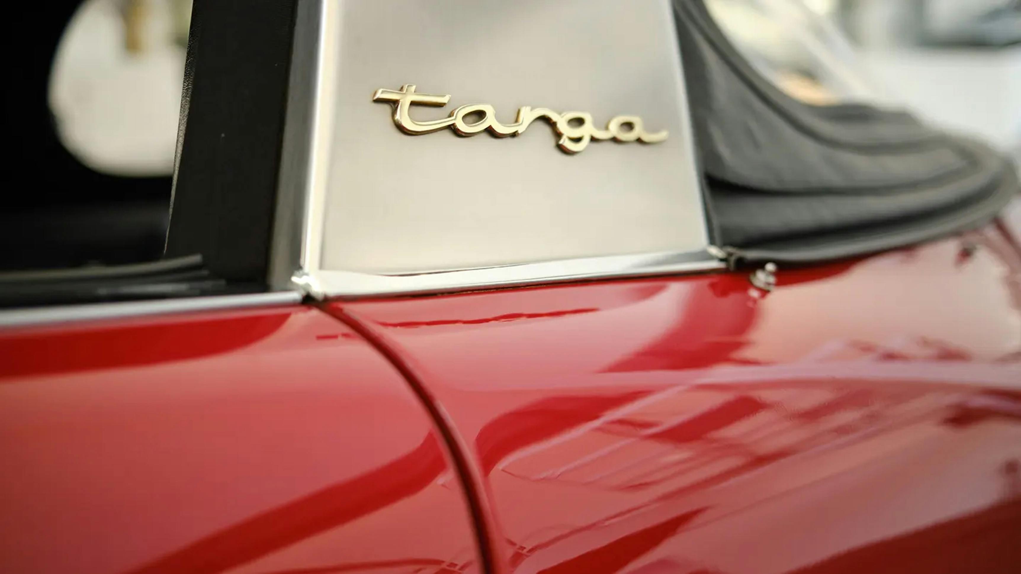 Detailed view of the ‘targa’ lettering on a classic Porsche.