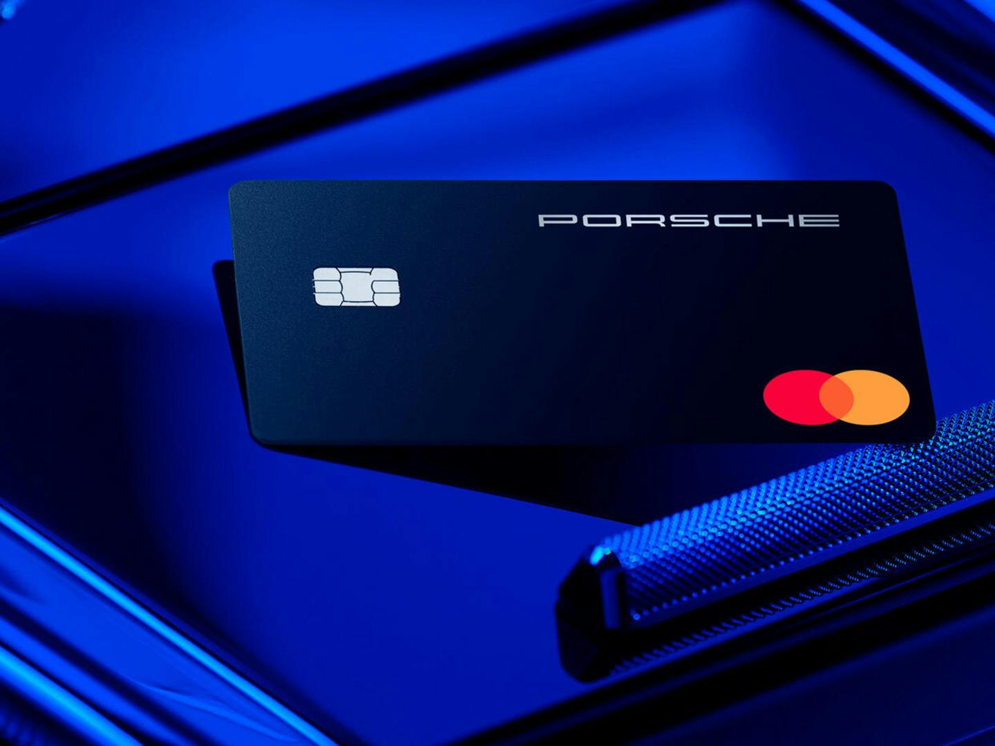 Porsche Mastercard mot blå bakgrund.