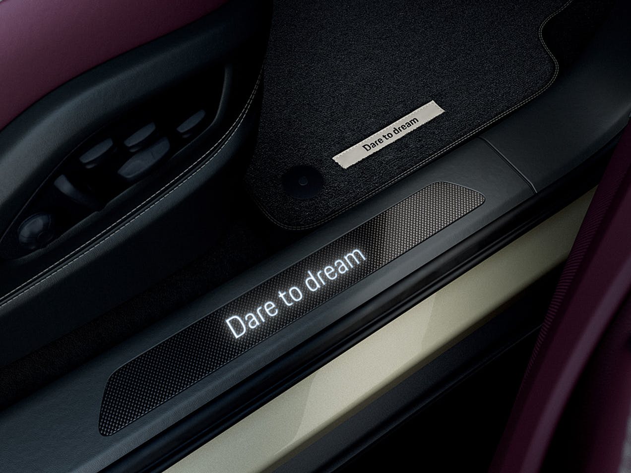 Detailed view of the door sill guard on the Porsche Cayenne S.