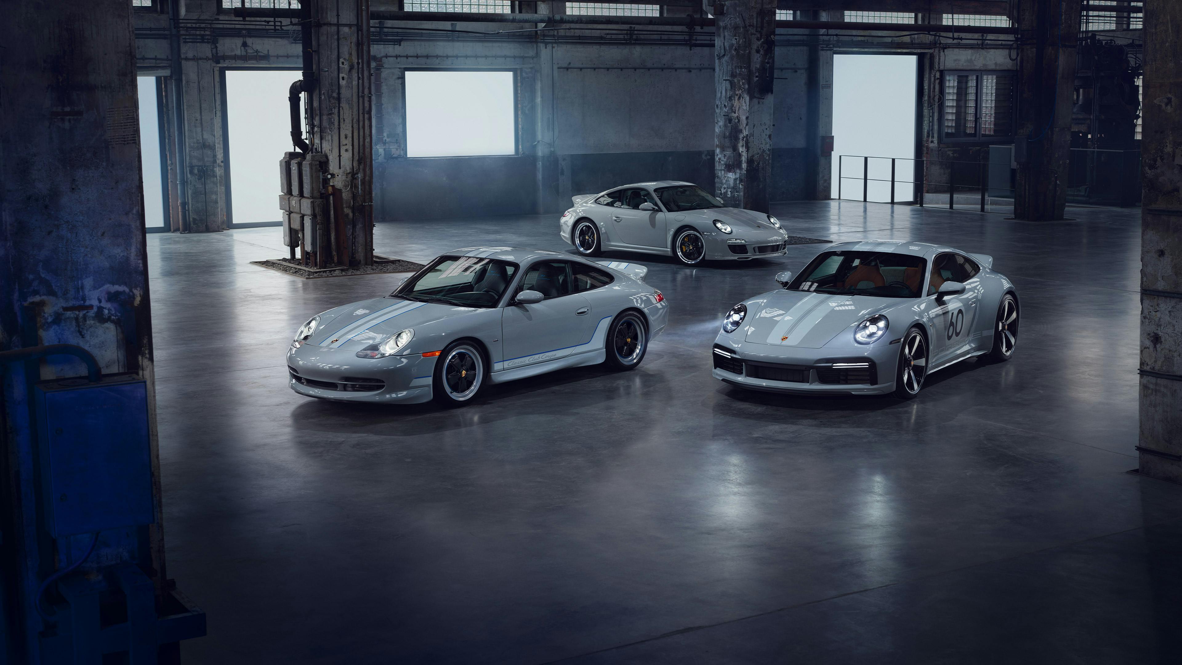 Plusieurs génération de Porsche 911 Sport Classic dans un hangar.