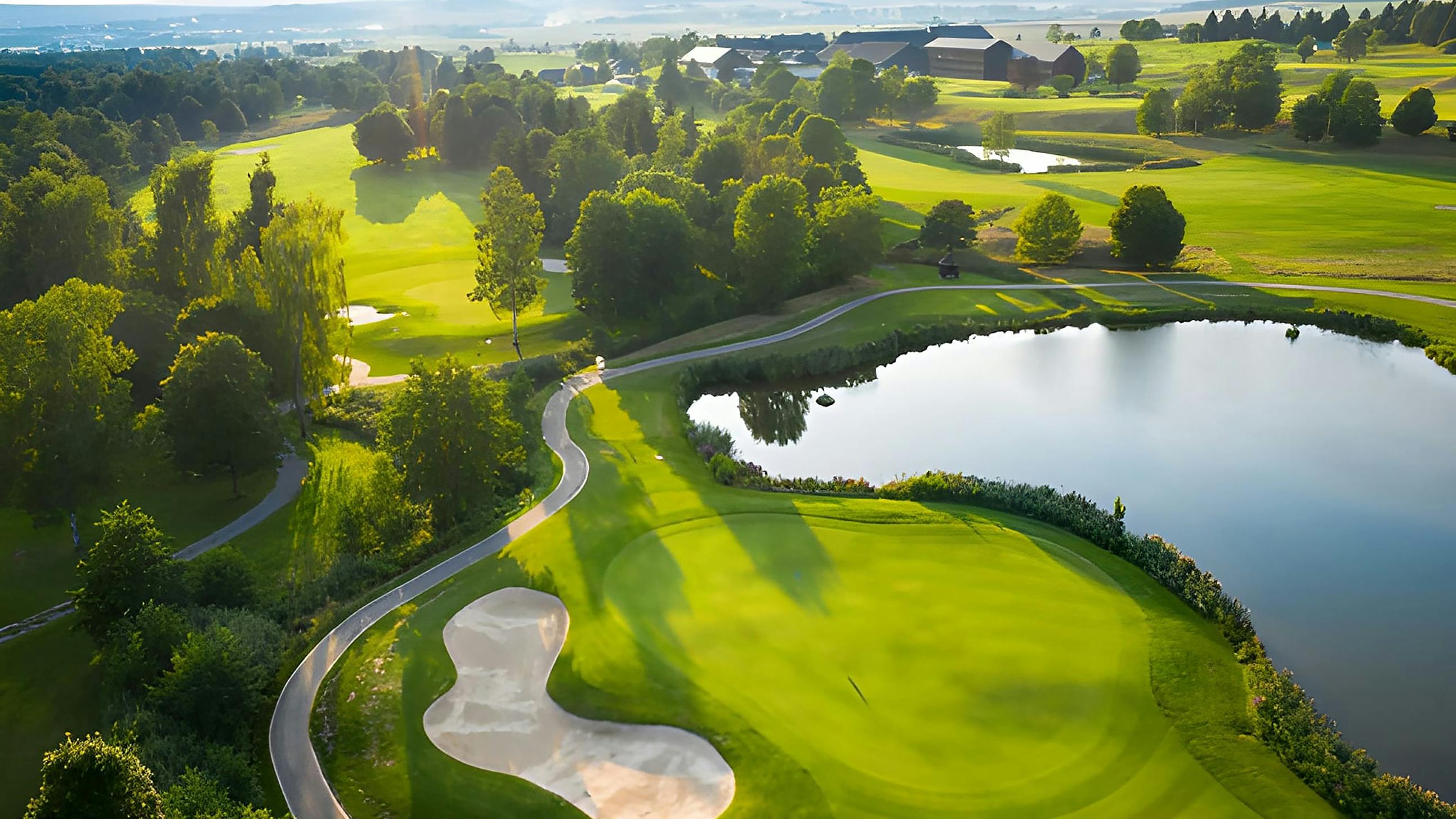 Blick von oben auf die Golf-Anlage bei Öschberghof.